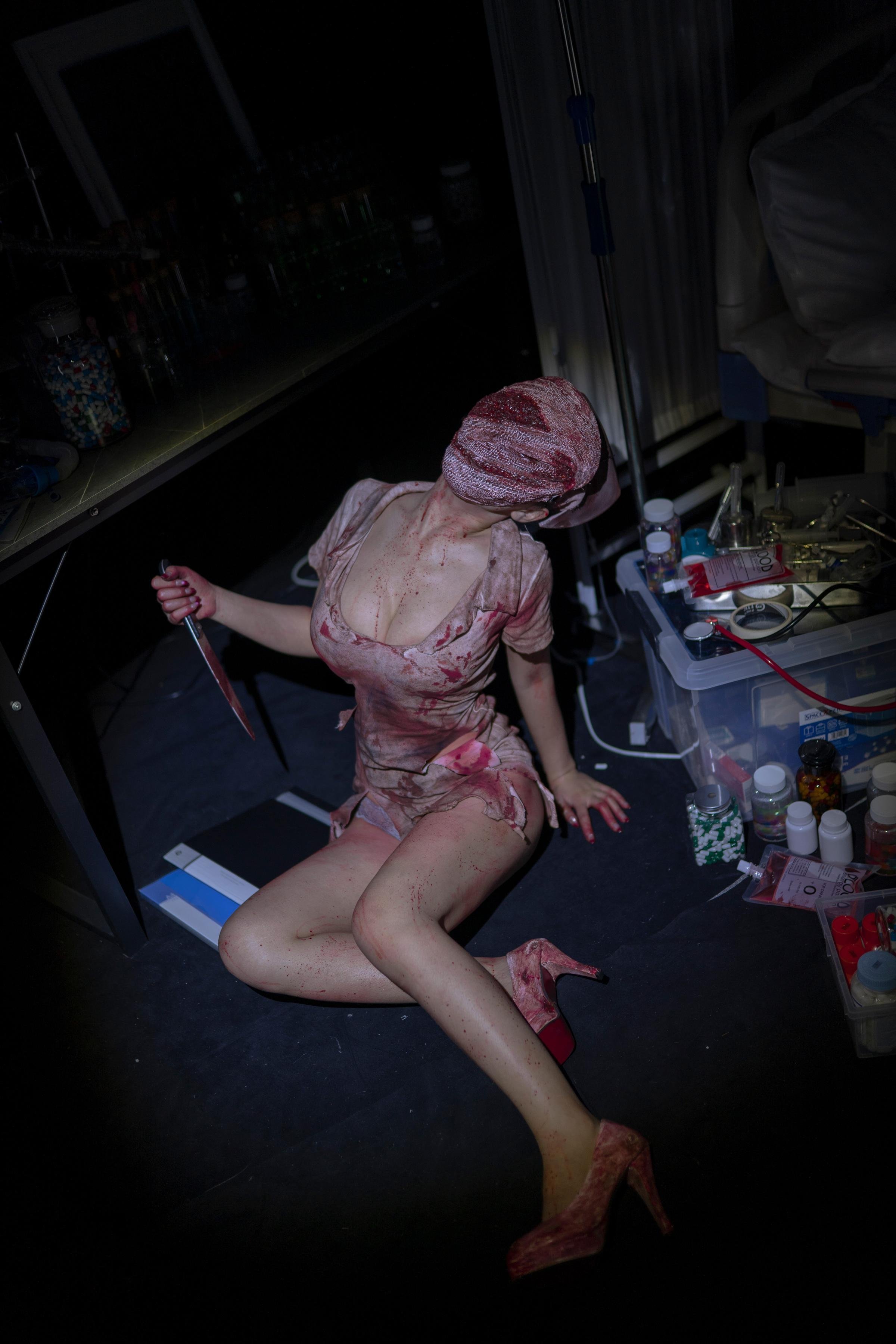 [cosplay] Bangni邦尼 - 寂静岭护士：ชุดพยาบาลห้องผู้ป่วยสยองขวัญ โชว์เนื้อหนังมาก 90P4V