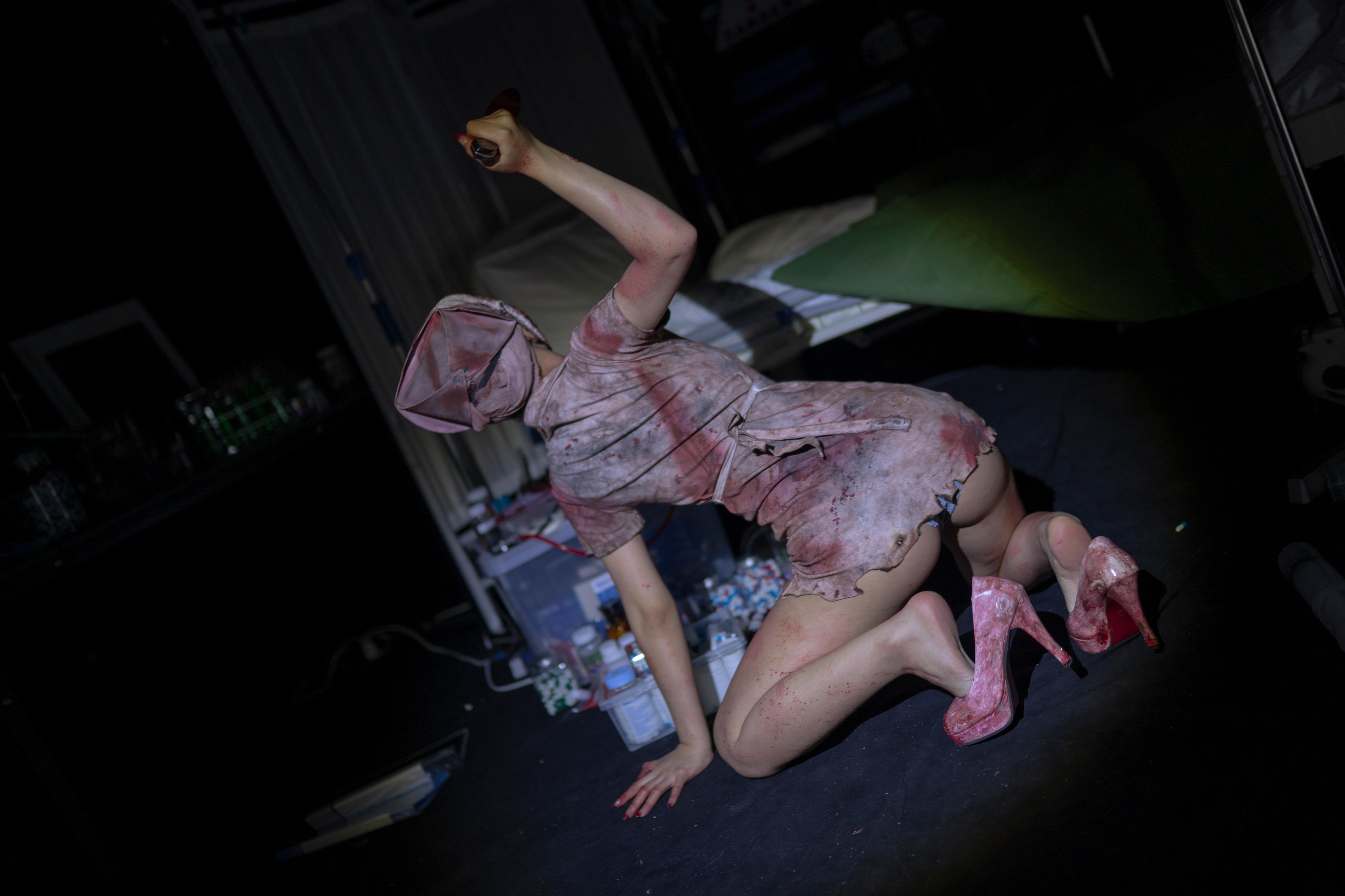 [cosplay] Bangni邦尼 - 寂静岭护士：ชุดพยาบาลห้องผู้ป่วยสยองขวัญ โชว์เนื้อหนังมาก 90P4V