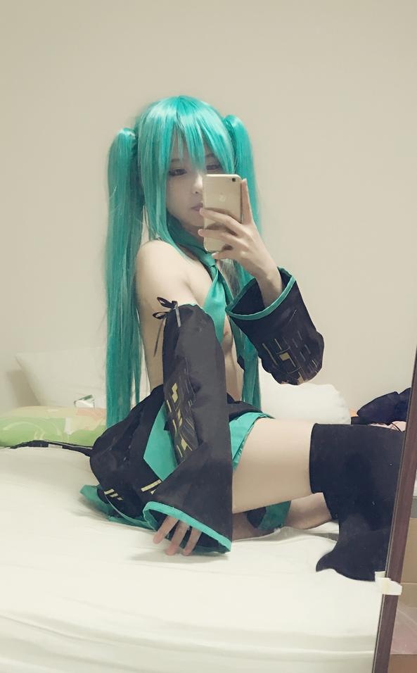 [cosplay] Xi Daidai - Hatsune Miku: Blue-green twin tails, black stockings, exposed nipples seduction 31P2V