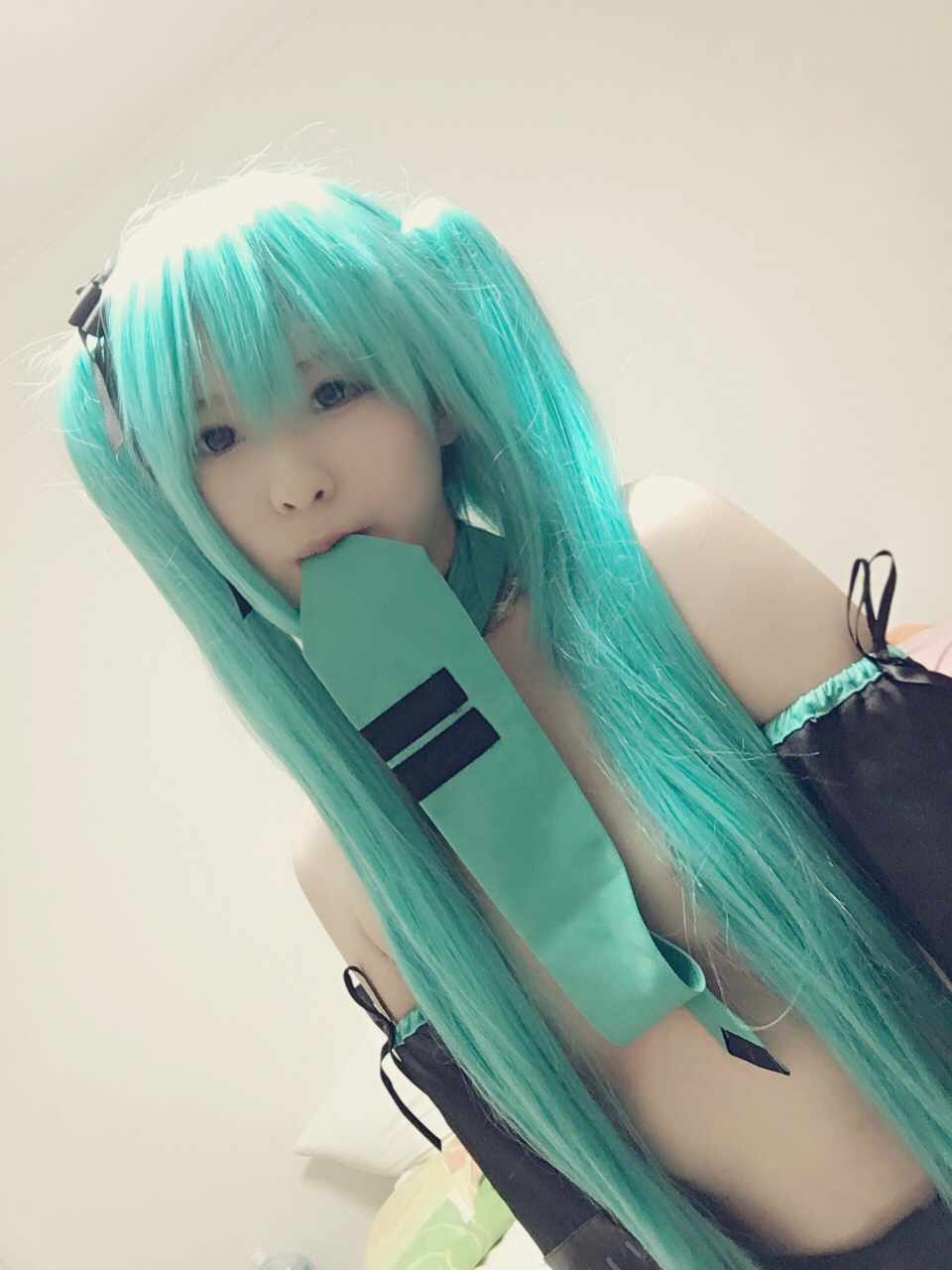 [cosplay] 습대대 - 하츠네 미쿠: 청록색 트윈테일 노출 블랙 스타킹 유혹 31P2V