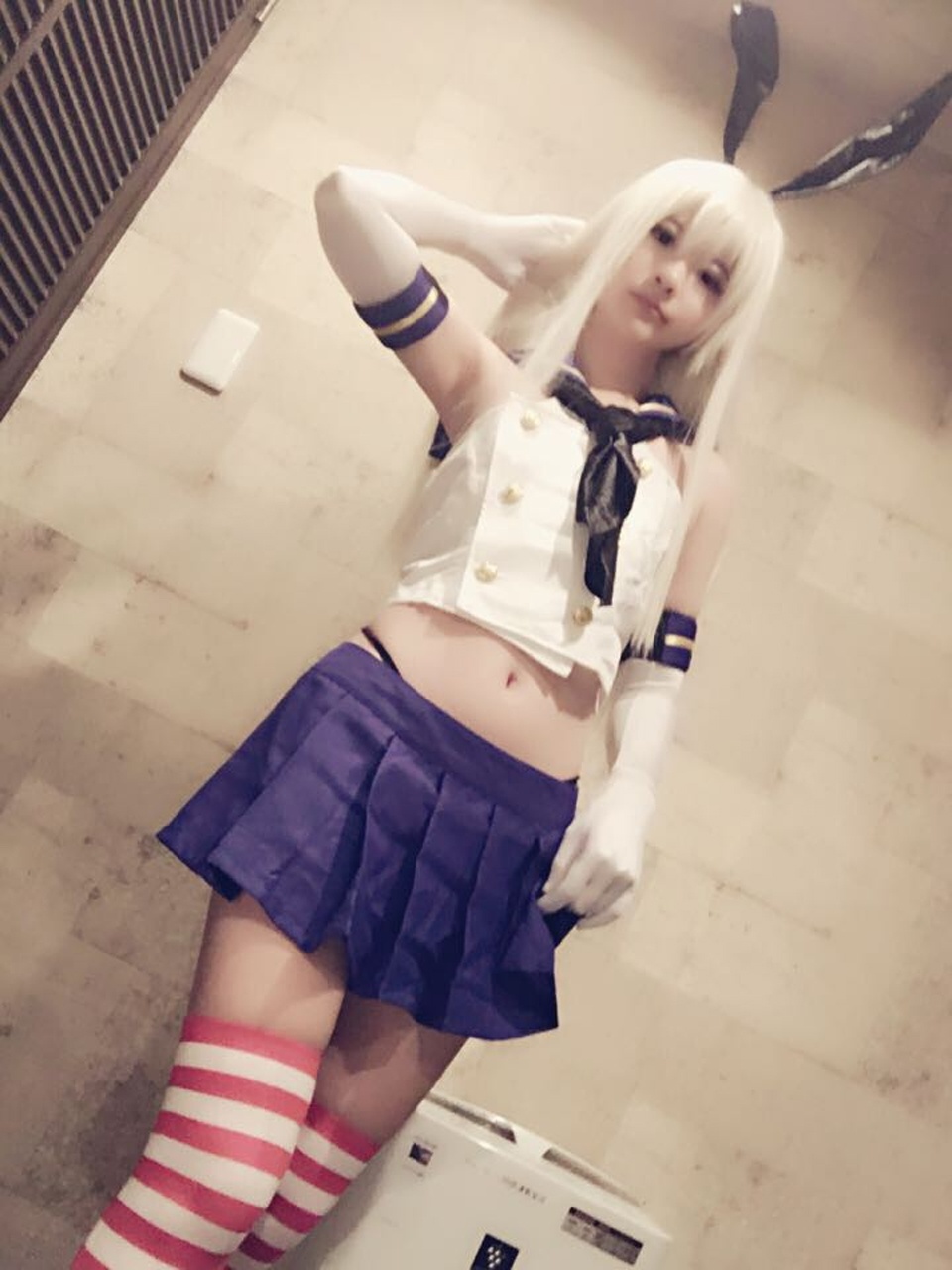 [cosplay] 习呆呆 - Shima-kaze: ถุงเท้าลายทางสีแดงขาว เผยเรียวขาและจุดสัมผัส 42P2V