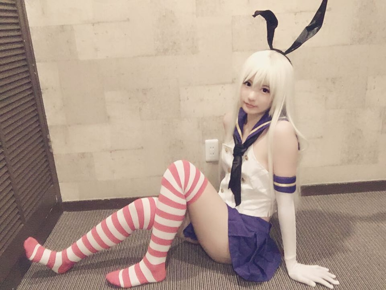 [cosplay] 习呆呆 - Shima-kaze: ถุงเท้าลายทางสีแดงขาว เผยเรียวขาและจุดสัมผัส 42P2V