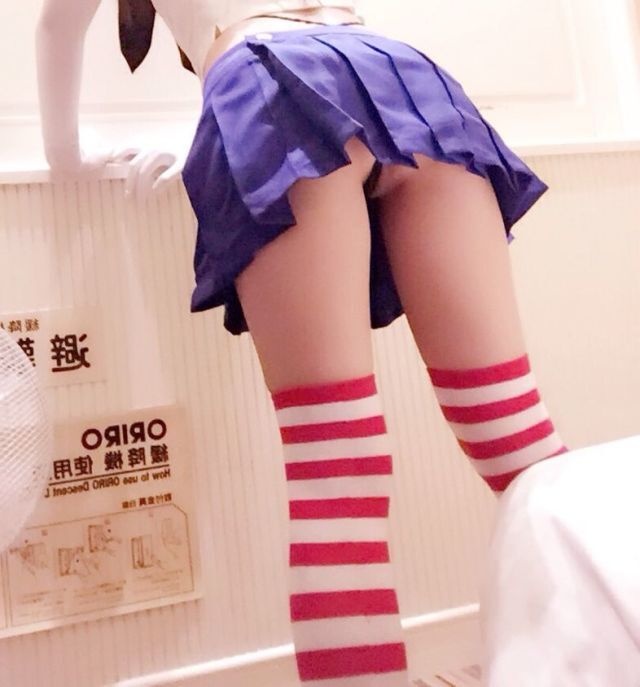 [cosplay] 习呆呆 - 岛风：红白条纹袜露点美腿还原 42P2V