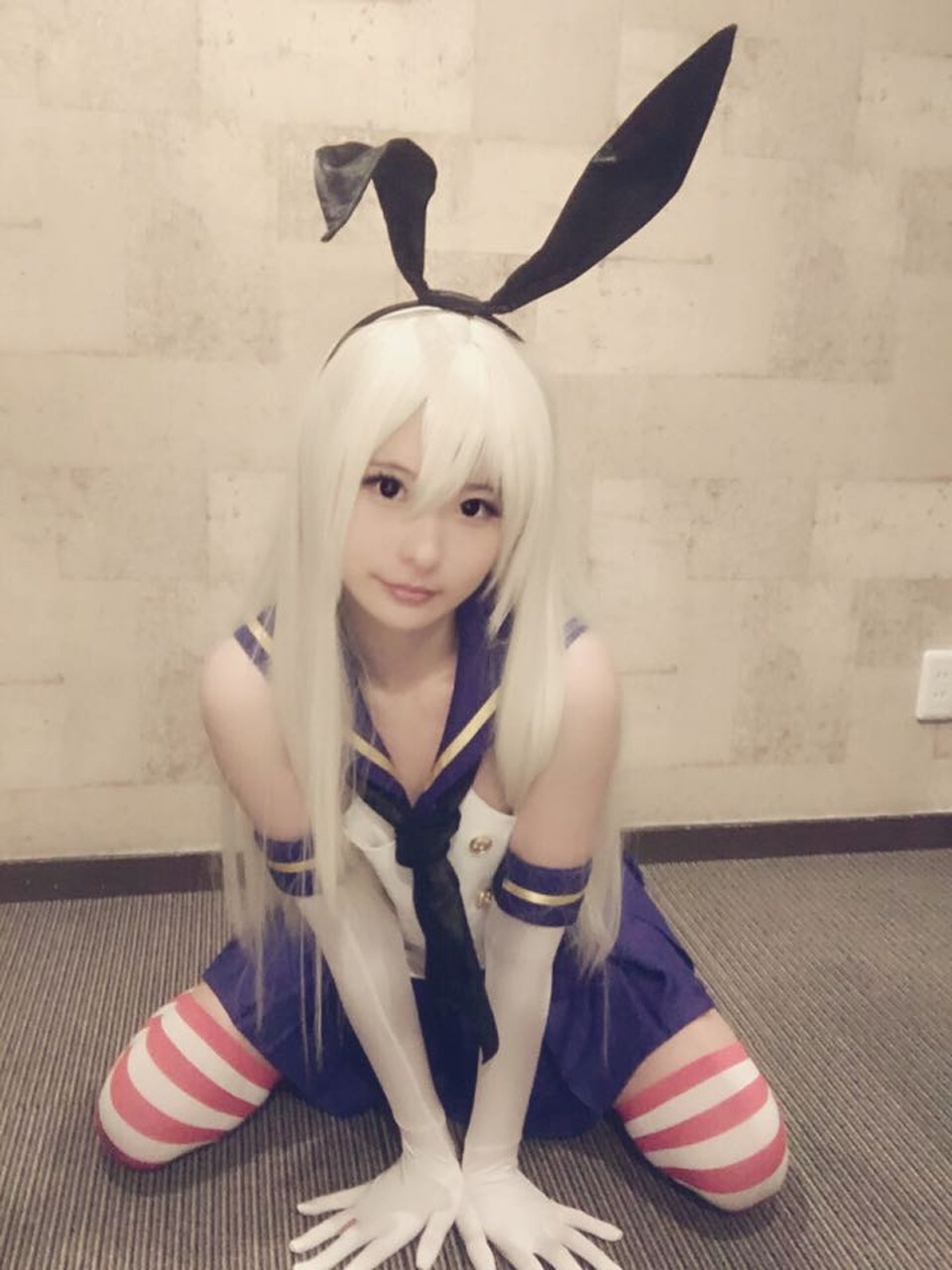 [cosplay] 习呆呆 - Shima-kaze: ถุงเท้าลายทางสีแดงขาว เผยเรียวขาและจุดสัมผัส 42P2V