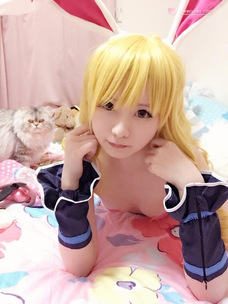 [cosplay] 习呆呆 - 不思議の国のアリス：ウサ耳・白ストッキング・ミニスカート・乳首露出写真 32P2V
