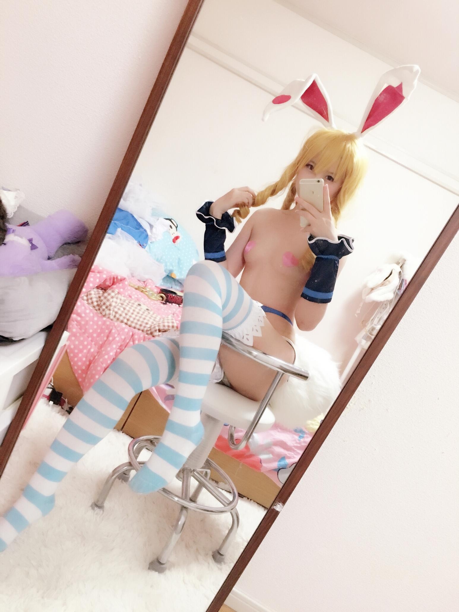 [cosplay] 习呆呆 - 爱丽丝梦游仙境：兔耳白丝短裙露点写真 32P2V
