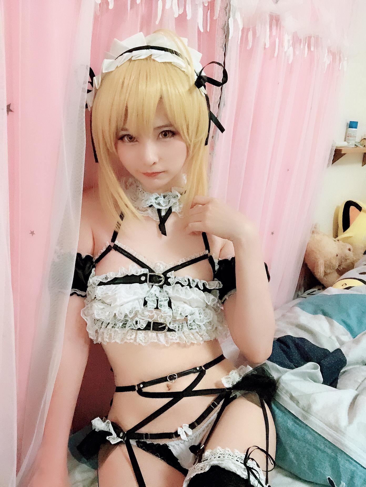 [cosplay] Xidai Dai - FGO Artoria: Sexy Maid, White Stockings, Curvy Butt, Extreme Temptation 41P2V