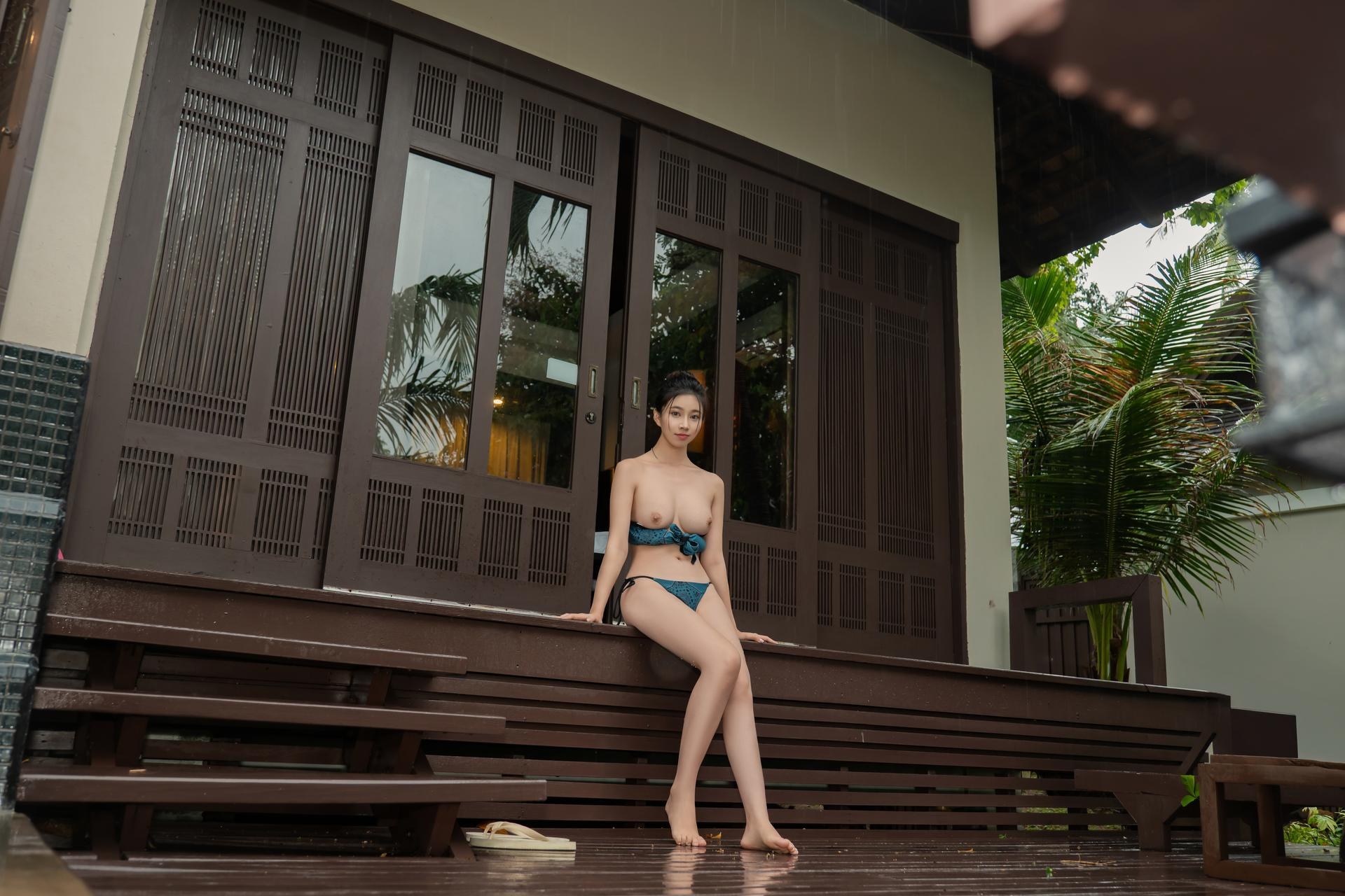 [写真] 年年Nnian - ยามรุ่งอรุณ: ภาพถ่ายบิกินีสีเขียวกลางแจ้งช่วงพักผ่อนริมทะเล ขาเรียวสวย 81P