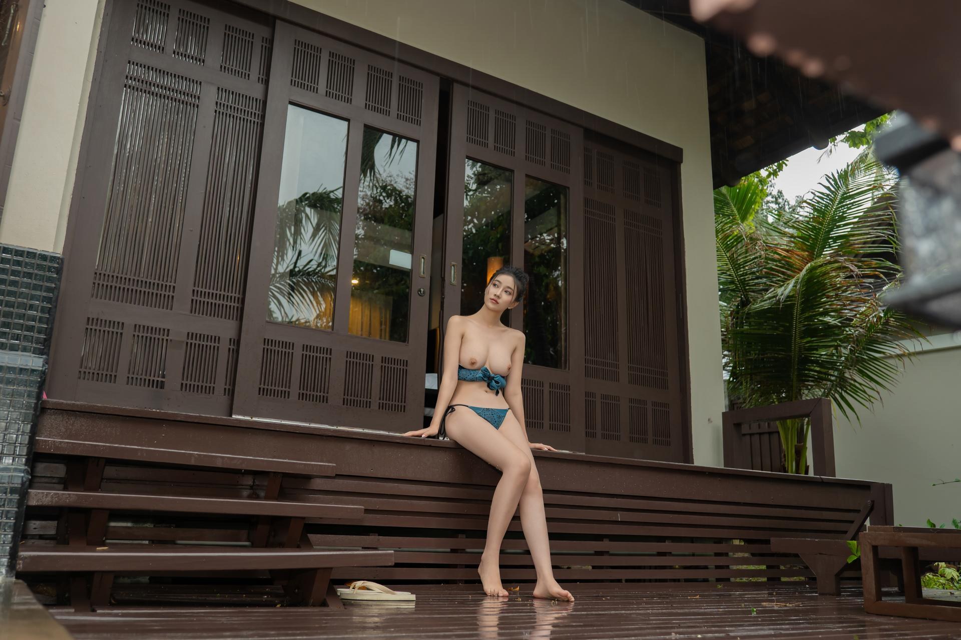 [写真] 年年Nnian - ยามรุ่งอรุณ: ภาพถ่ายบิกินีสีเขียวกลางแจ้งช่วงพักผ่อนริมทะเล ขาเรียวสวย 81P