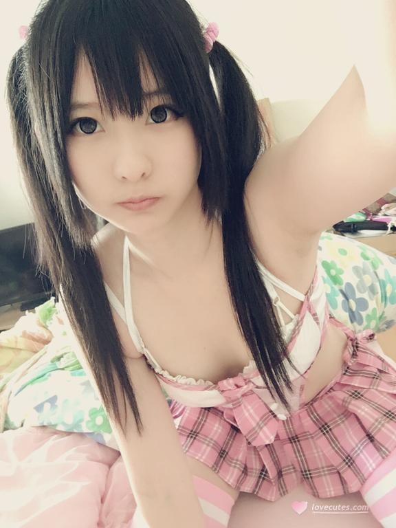 [私房] 习呆呆 - ピンク制服：ストライプ白ストッキング 双ツインテール 乳首露出 私撮り 30P
