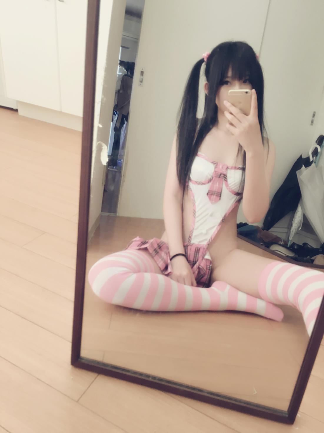 [私房] 习呆呆 - ピンク制服：ストライプ白ストッキング 双ツインテール 乳首露出 私撮り 30P