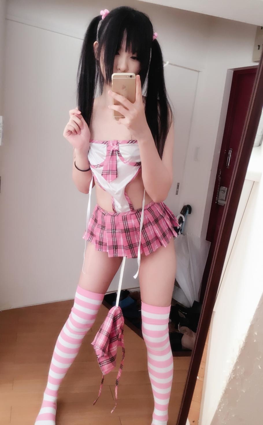 [私房] 习呆呆 - 粉色制服：条纹白丝双马尾露点私拍 30P