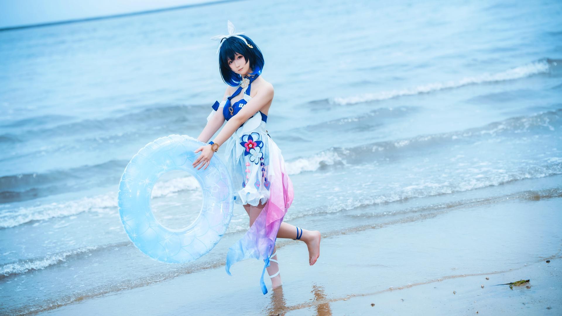 [cosplay] Seele麦麦 - เรื่องเล่าคลื่นริมหาดของ Seele แห่งอีกฝั่ง·ชายหาด：ชุดว่ายน้ำสีฟ้าขาว ขาเรียวถุงน่องสีขาวริมชายหาด 72P