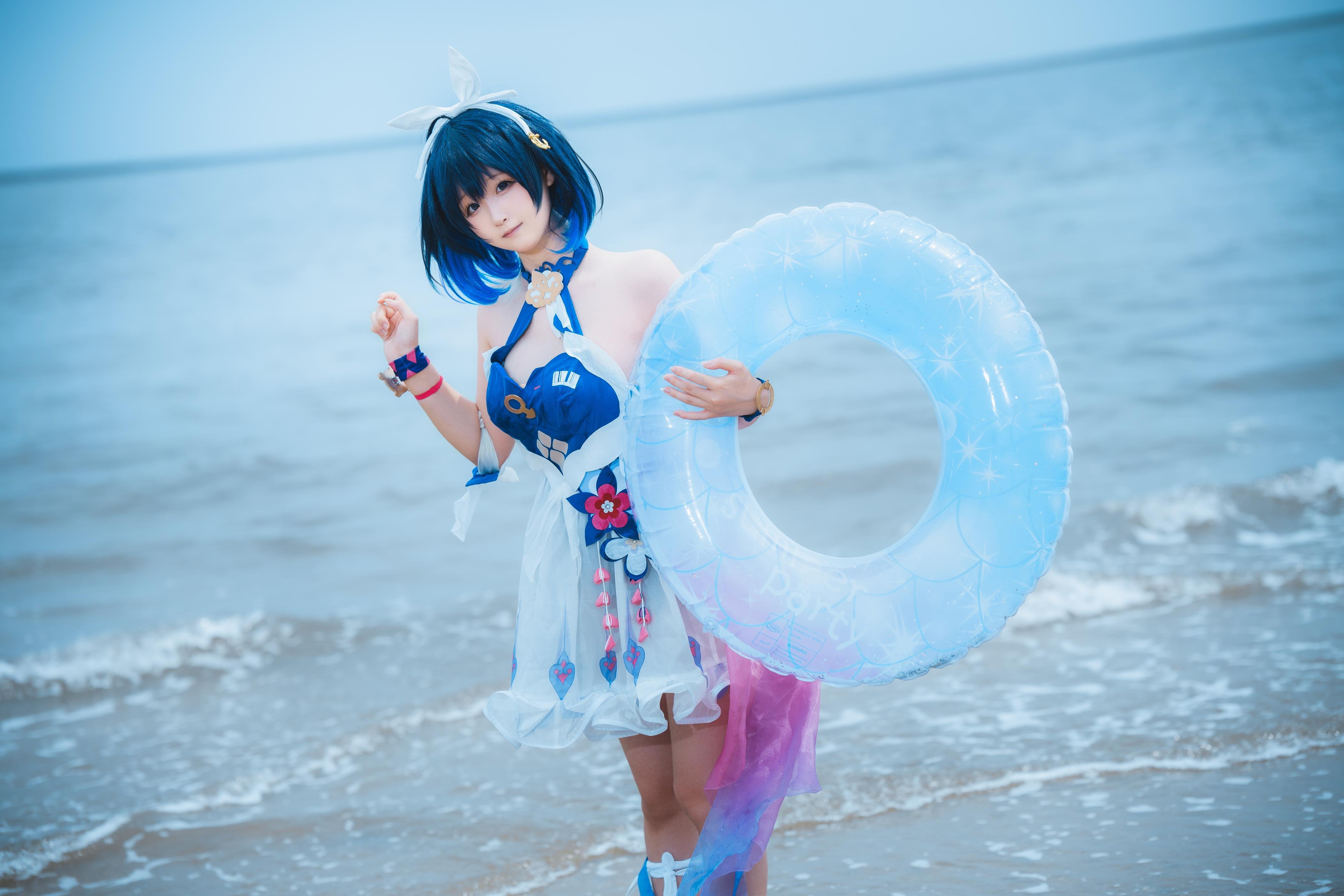 [cosplay] Seele麦麦 - เรื่องเล่าคลื่นริมหาดของ Seele แห่งอีกฝั่ง·ชายหาด：ชุดว่ายน้ำสีฟ้าขาว ขาเรียวถุงน่องสีขาวริมชายหาด 72P