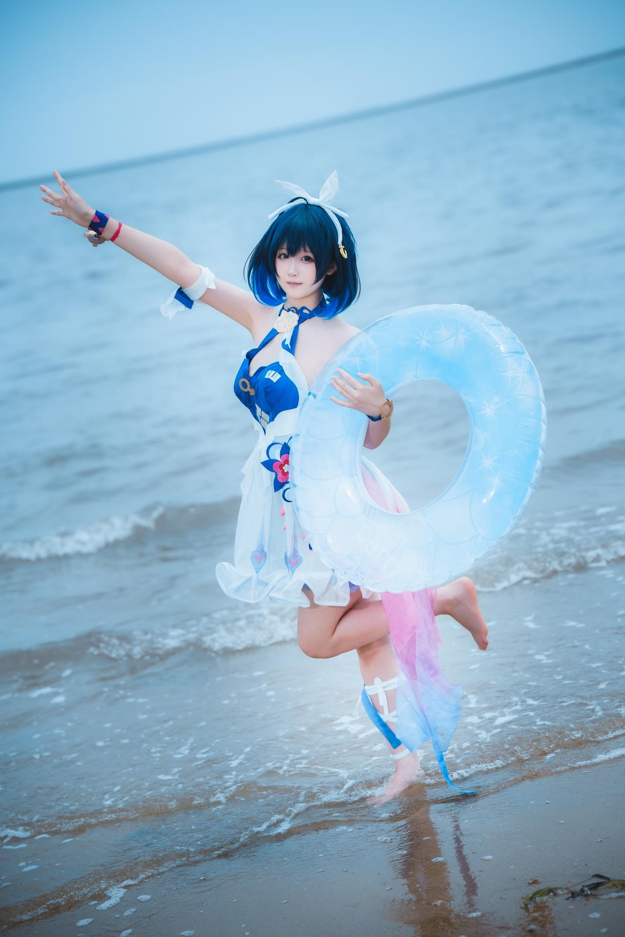 [cosplay] Seele麦麦 - เรื่องเล่าคลื่นริมหาดของ Seele แห่งอีกฝั่ง·ชายหาด：ชุดว่ายน้ำสีฟ้าขาว ขาเรียวถุงน่องสีขาวริมชายหาด 72P