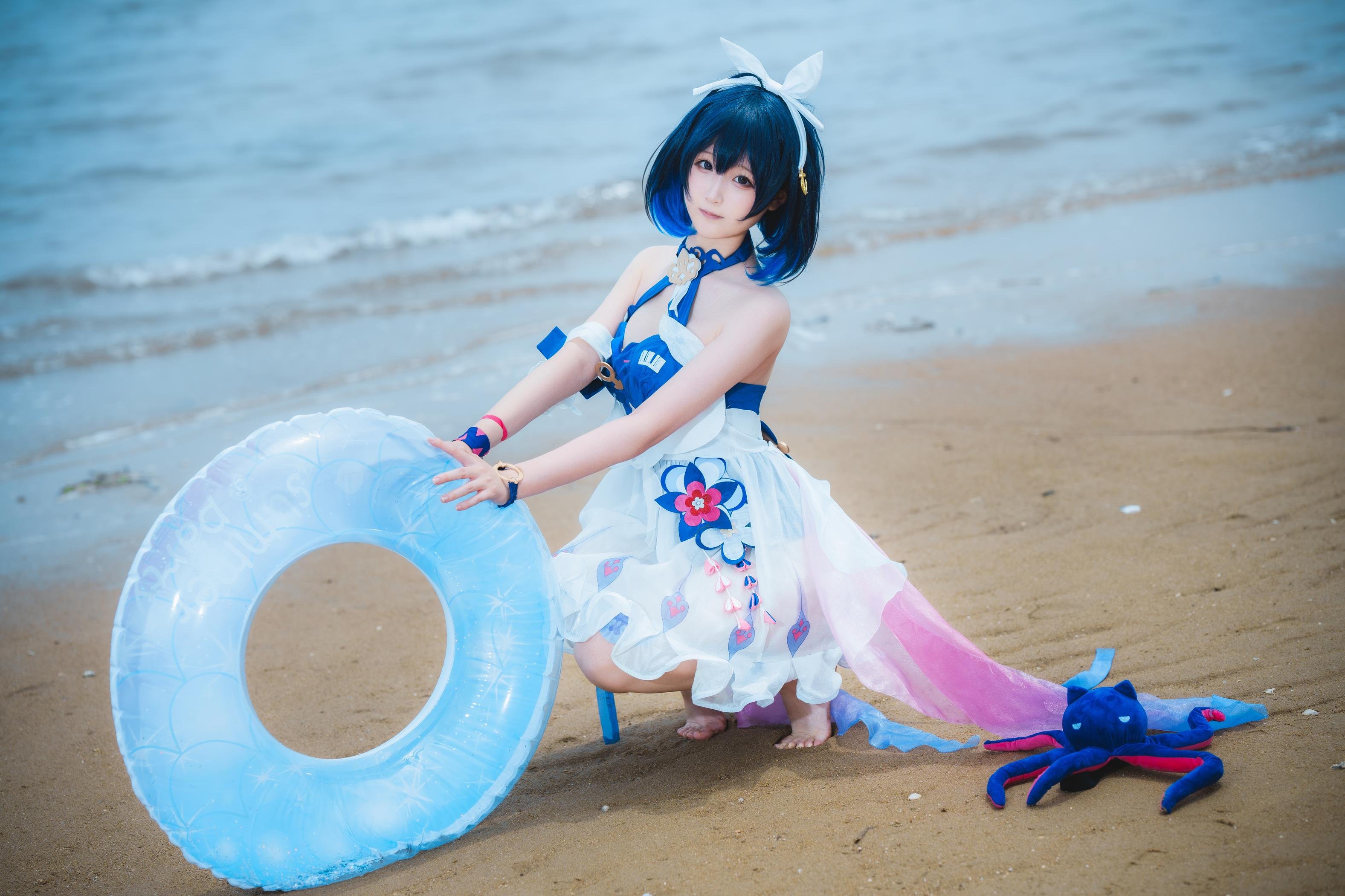 [cosplay] Seele麦麦 - เรื่องเล่าคลื่นริมหาดของ Seele แห่งอีกฝั่ง·ชายหาด：ชุดว่ายน้ำสีฟ้าขาว ขาเรียวถุงน่องสีขาวริมชายหาด 72P
