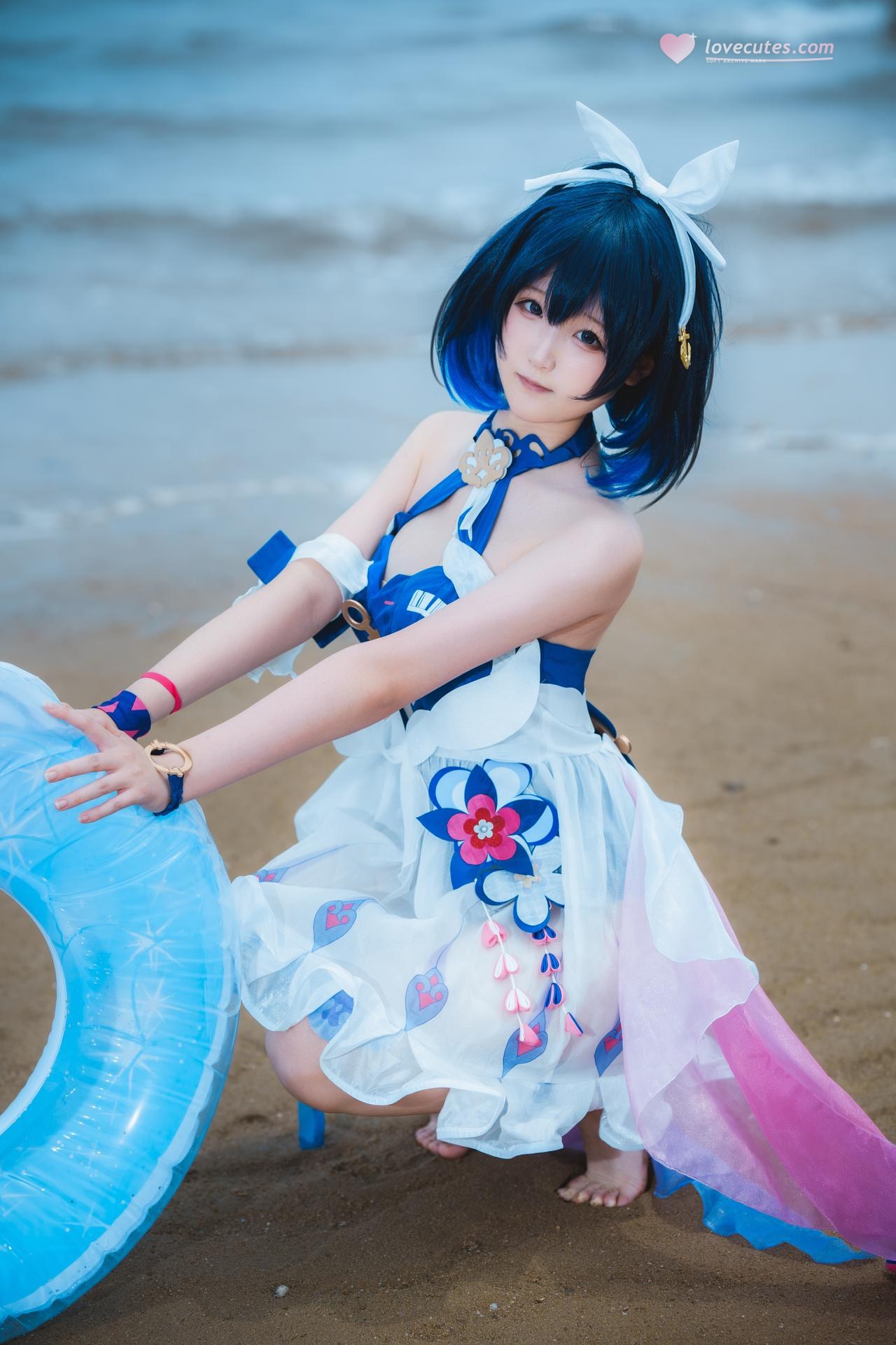 [cosplay] Seele麦麦 - เรื่องเล่าคลื่นริมหาดของ Seele แห่งอีกฝั่ง·ชายหาด：ชุดว่ายน้ำสีฟ้าขาว ขาเรียวถุงน่องสีขาวริมชายหาด 72P