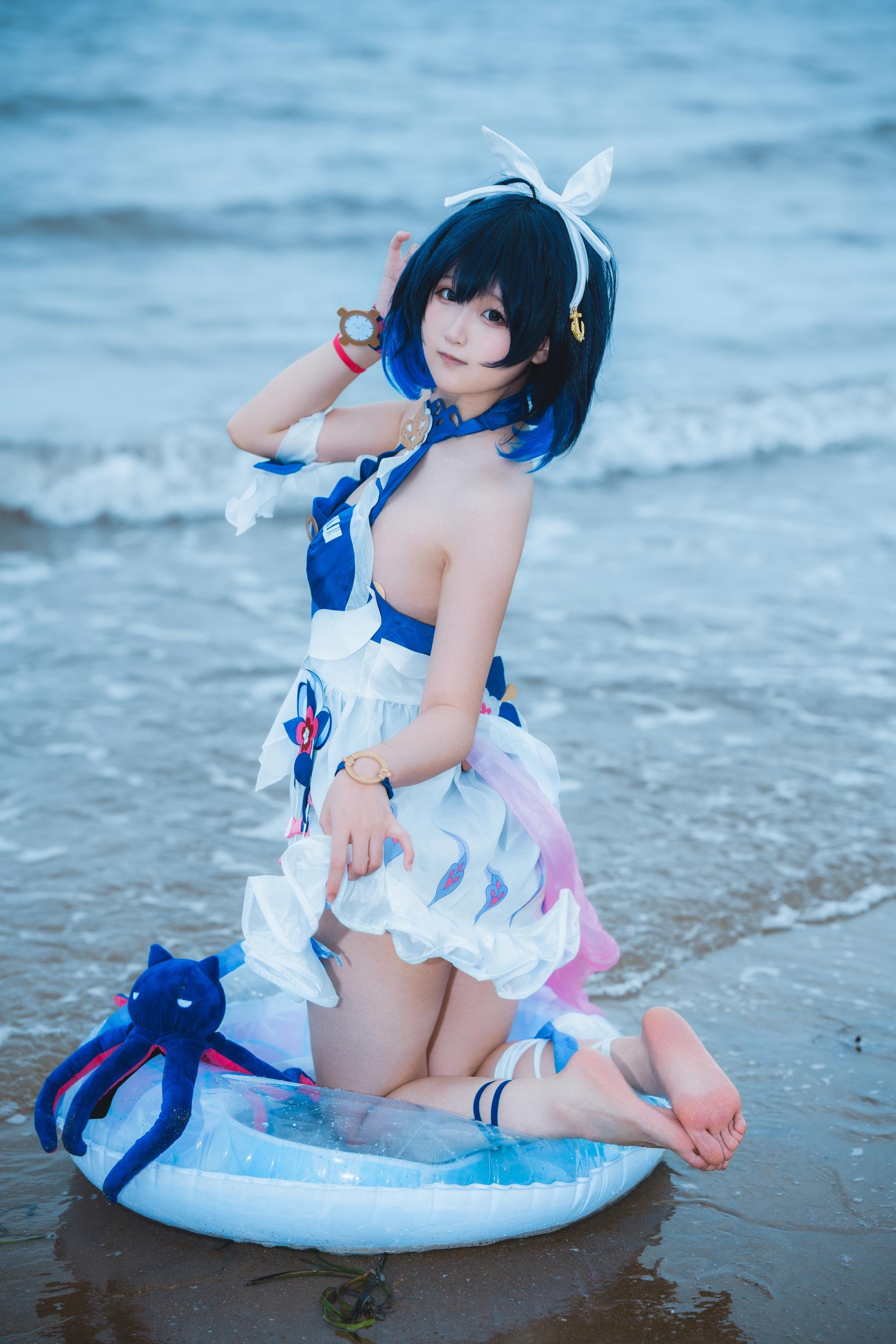 [cosplay] Seele麦麦 - เรื่องเล่าคลื่นริมหาดของ Seele แห่งอีกฝั่ง·ชายหาด：ชุดว่ายน้ำสีฟ้าขาว ขาเรียวถุงน่องสีขาวริมชายหาด 72P