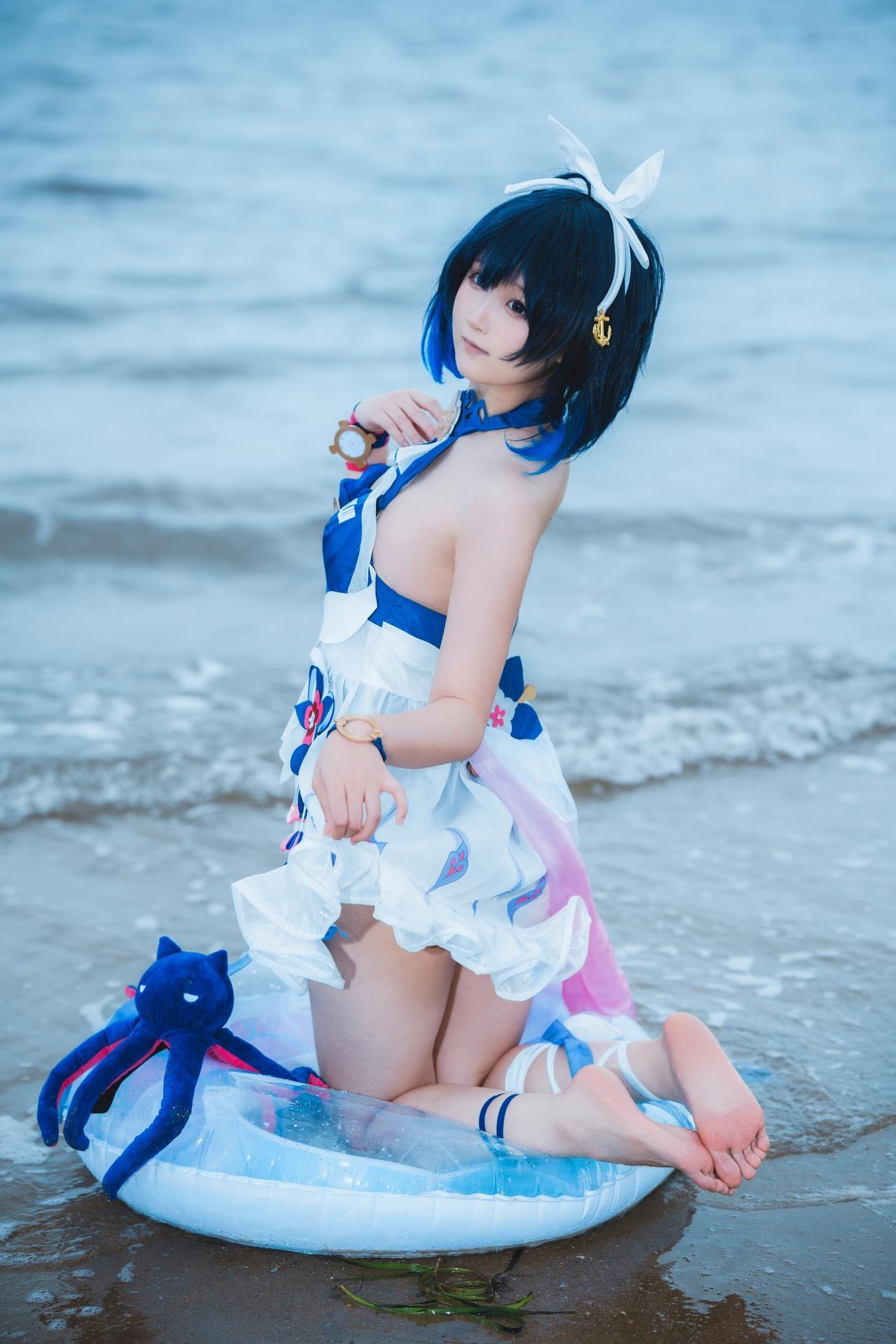 [cosplay] Seele麦麦 - เรื่องเล่าคลื่นริมหาดของ Seele แห่งอีกฝั่ง·ชายหาด：ชุดว่ายน้ำสีฟ้าขาว ขาเรียวถุงน่องสีขาวริมชายหาด 72P