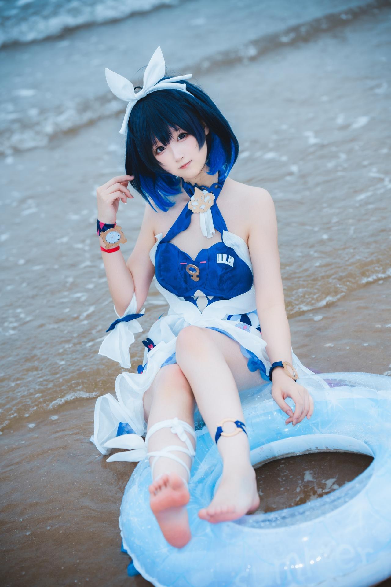 [cosplay] Seele麦麦 - เรื่องเล่าคลื่นริมหาดของ Seele แห่งอีกฝั่ง·ชายหาด：ชุดว่ายน้ำสีฟ้าขาว ขาเรียวถุงน่องสีขาวริมชายหาด 72P