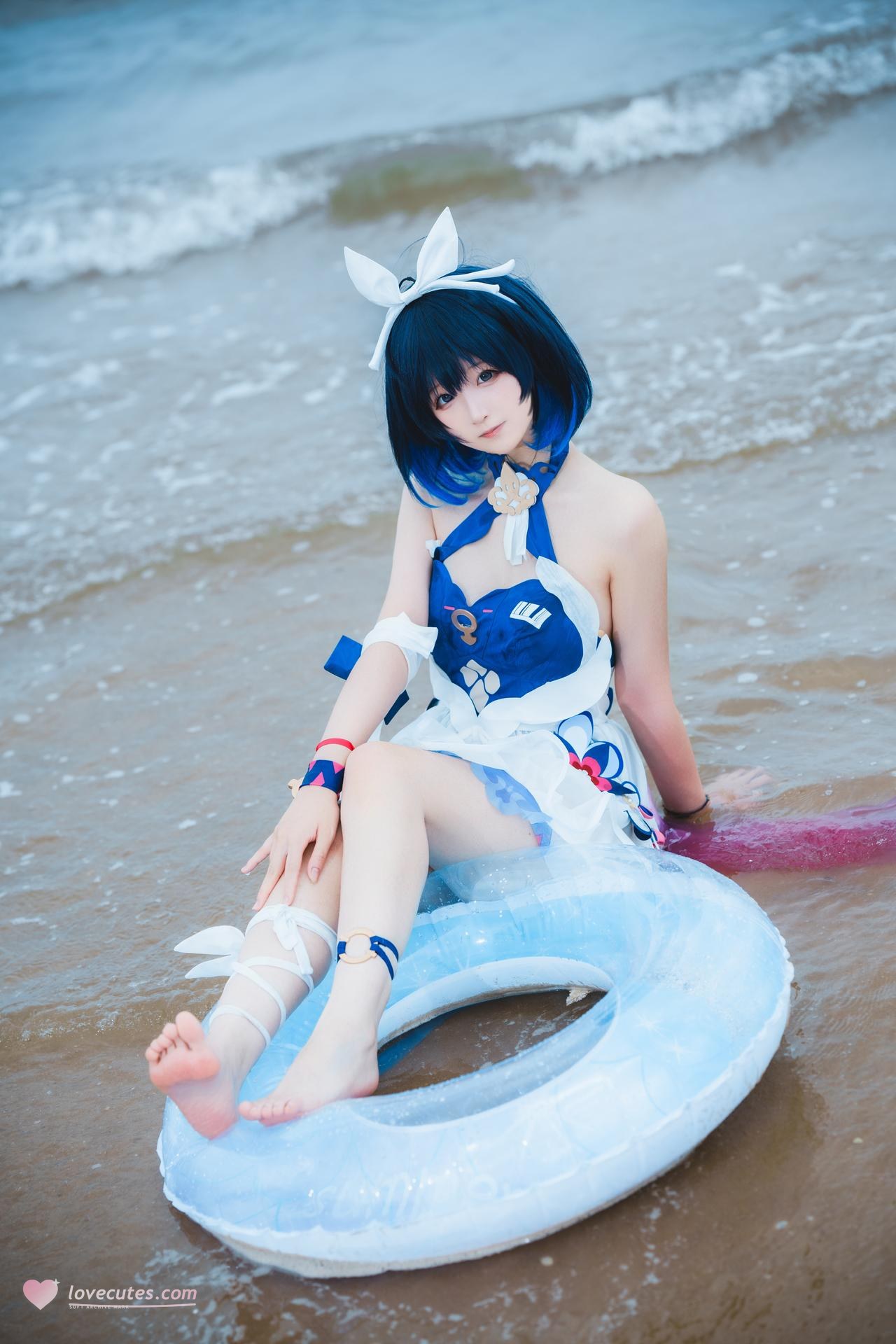 [cosplay] Seele麦麦 - เรื่องเล่าคลื่นริมหาดของ Seele แห่งอีกฝั่ง·ชายหาด：ชุดว่ายน้ำสีฟ้าขาว ขาเรียวถุงน่องสีขาวริมชายหาด 72P