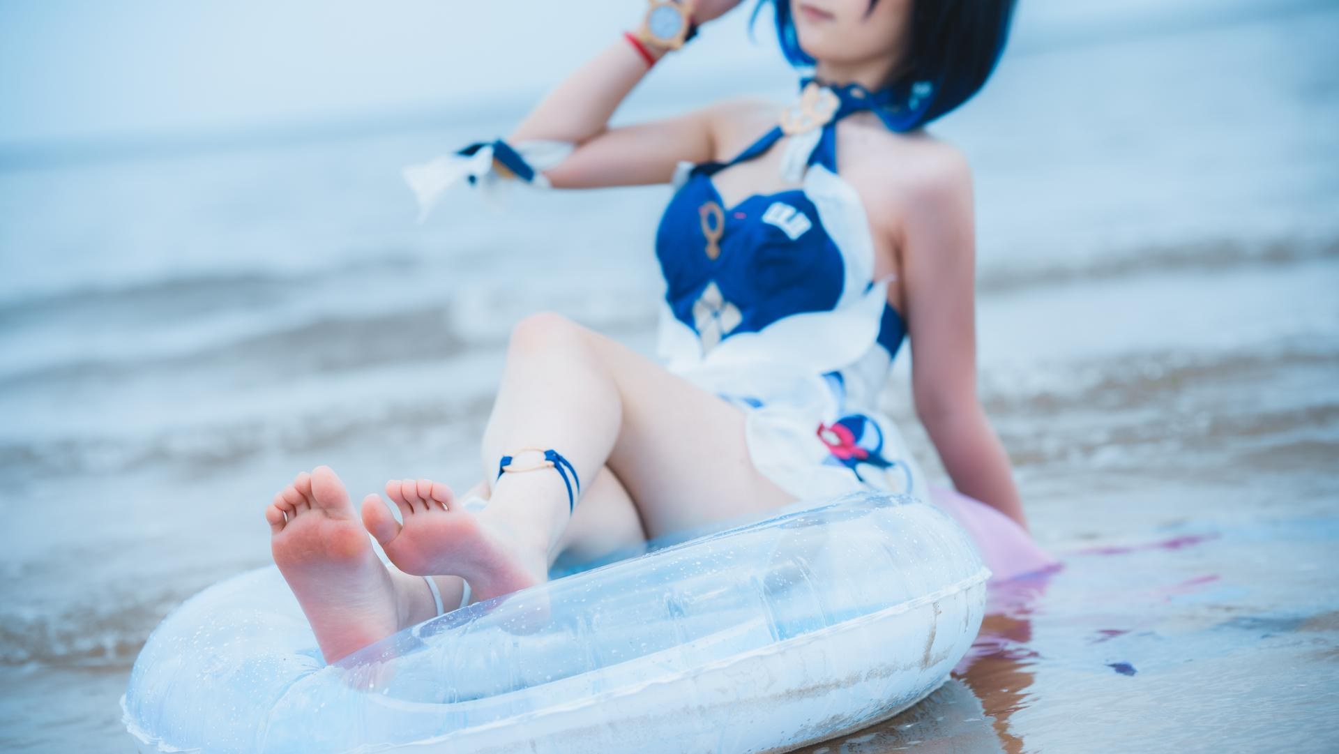 [cosplay] Seele麦麦 - Seele Wave Story by the Shore·Beach: Blue and white swimsuit, beach white stockings, beautiful legs 72P