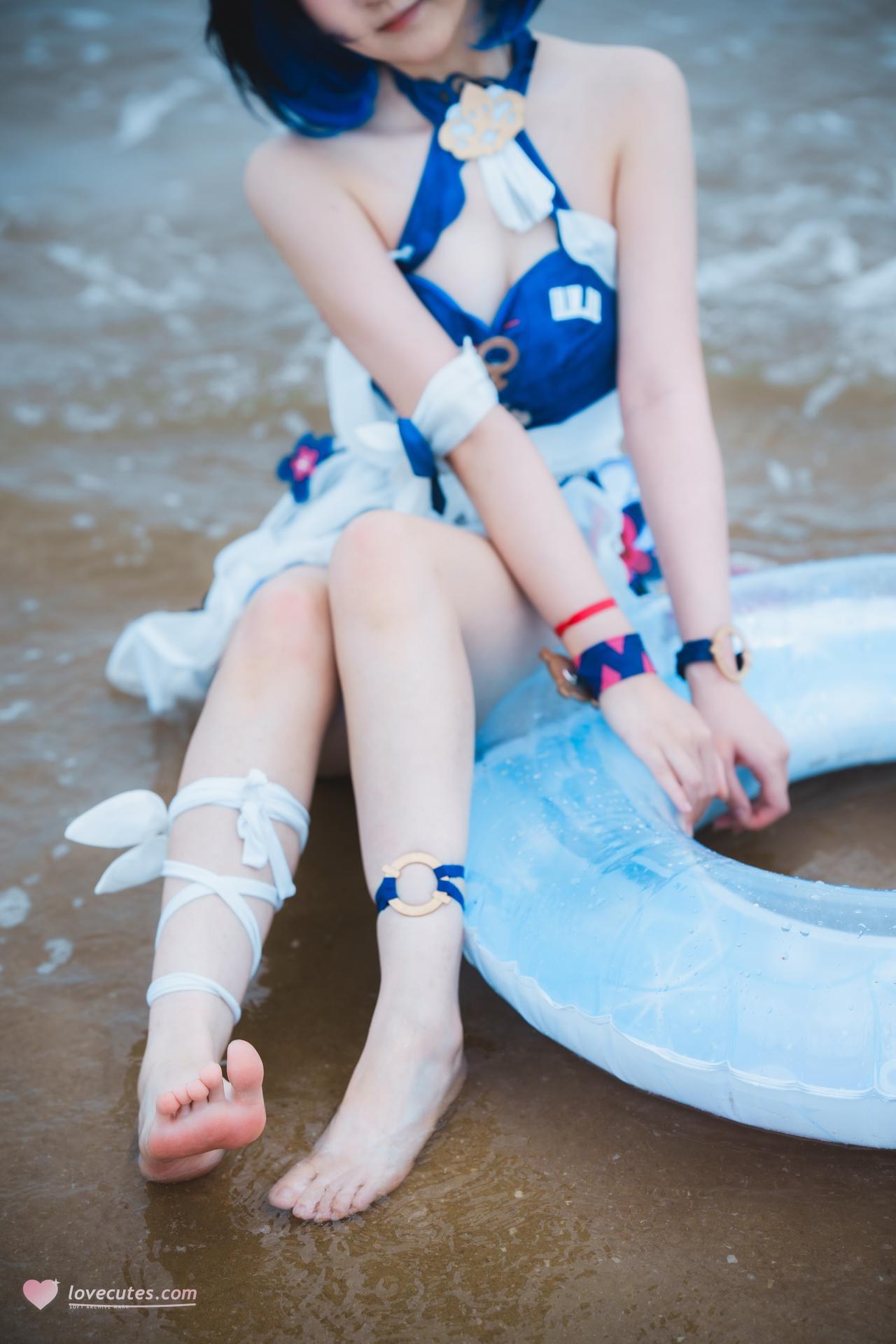 [cosplay] Seele麦麦 - Seele Wave Story by the Shore·Beach: Blue and white swimsuit, beach white stockings, beautiful legs 72P