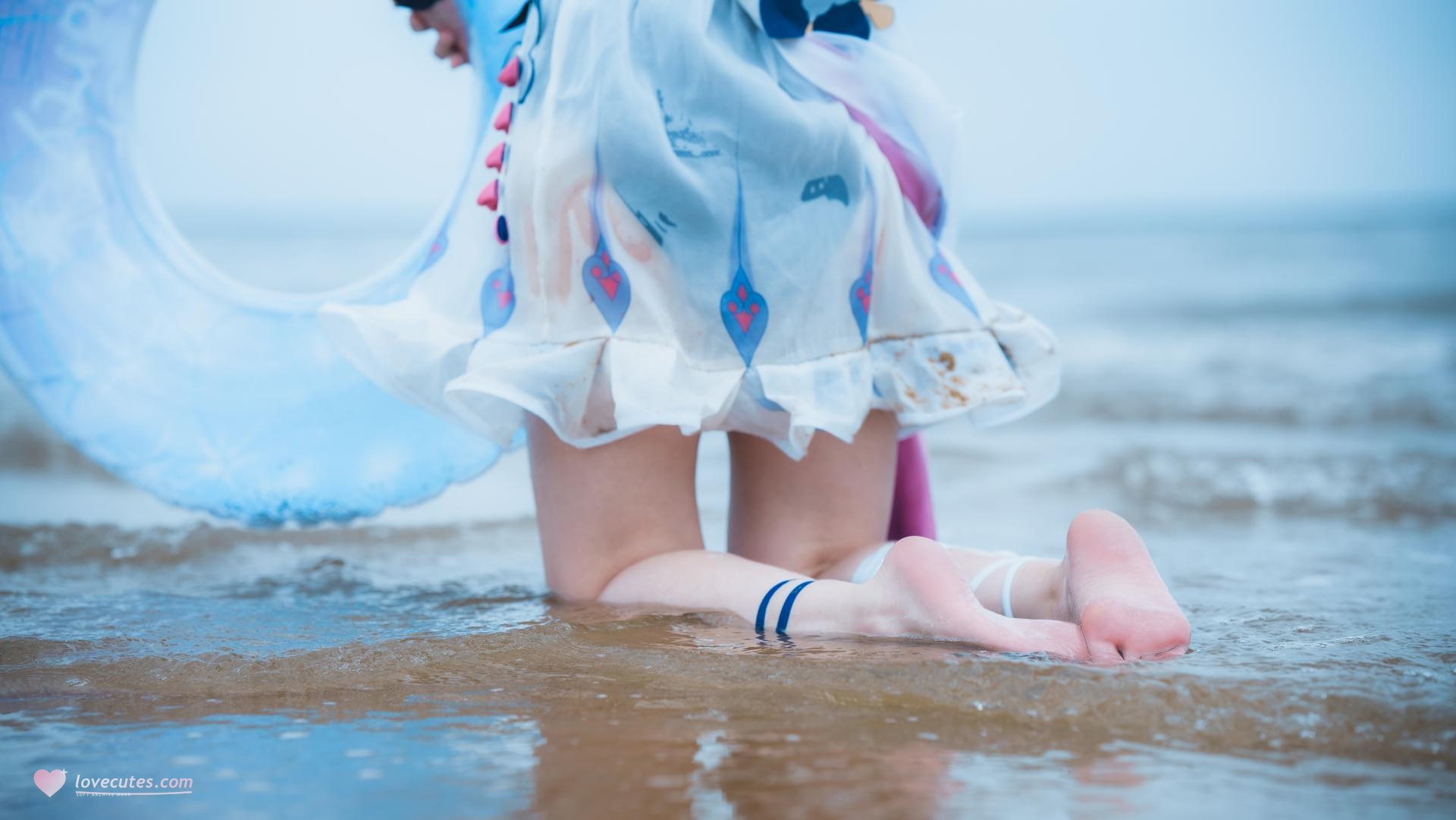 [cosplay] Seele麦麦 - Seele Wave Story by the Shore·Beach: Blue and white swimsuit, beach white stockings, beautiful legs 72P