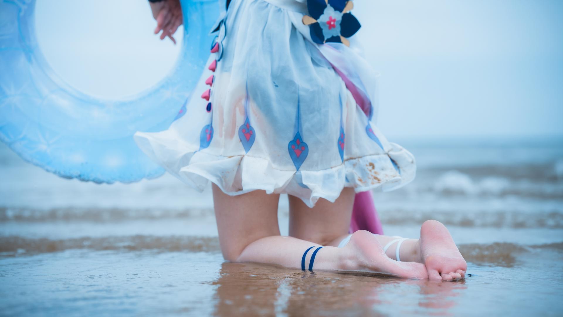 [cosplay] Seele麦麦 - Seele Wave Story by the Shore·Beach: Blue and white swimsuit, beach white stockings, beautiful legs 72P