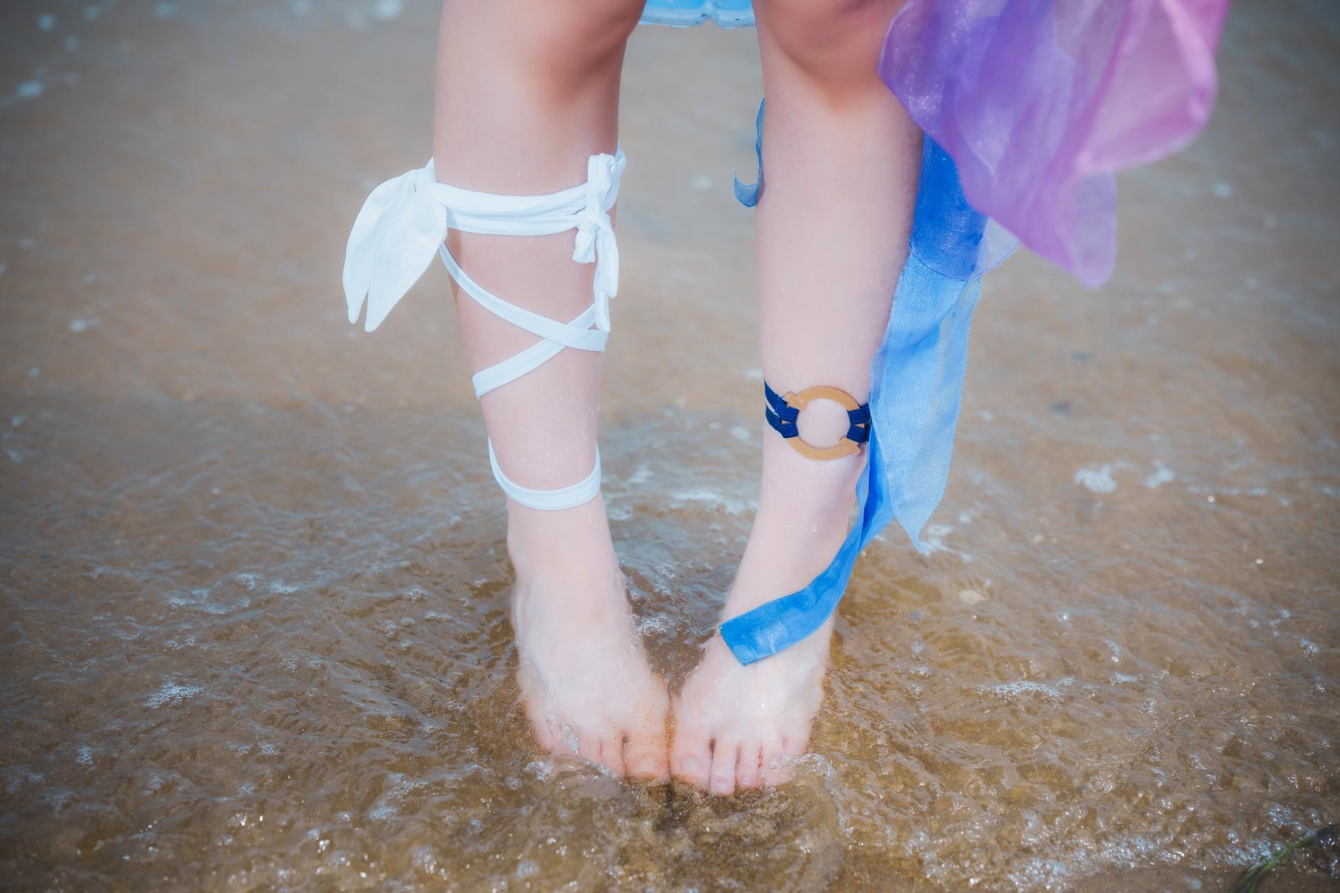 [cosplay] Seele麦麦 - Seele Wave Story by the Shore·Beach: Blue and white swimsuit, beach white stockings, beautiful legs 72P