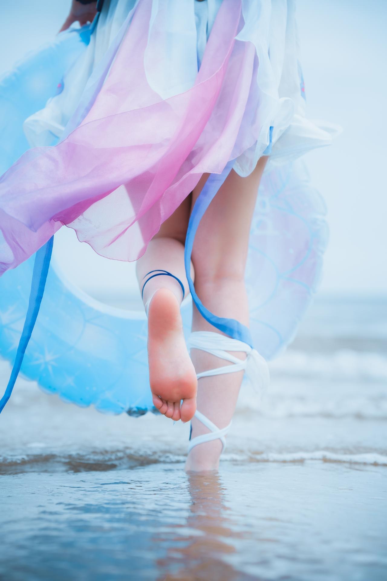 [cosplay] Seele麦麦 - Seele Wave Story by the Shore·Beach: Blue and white swimsuit, beach white stockings, beautiful legs 72P