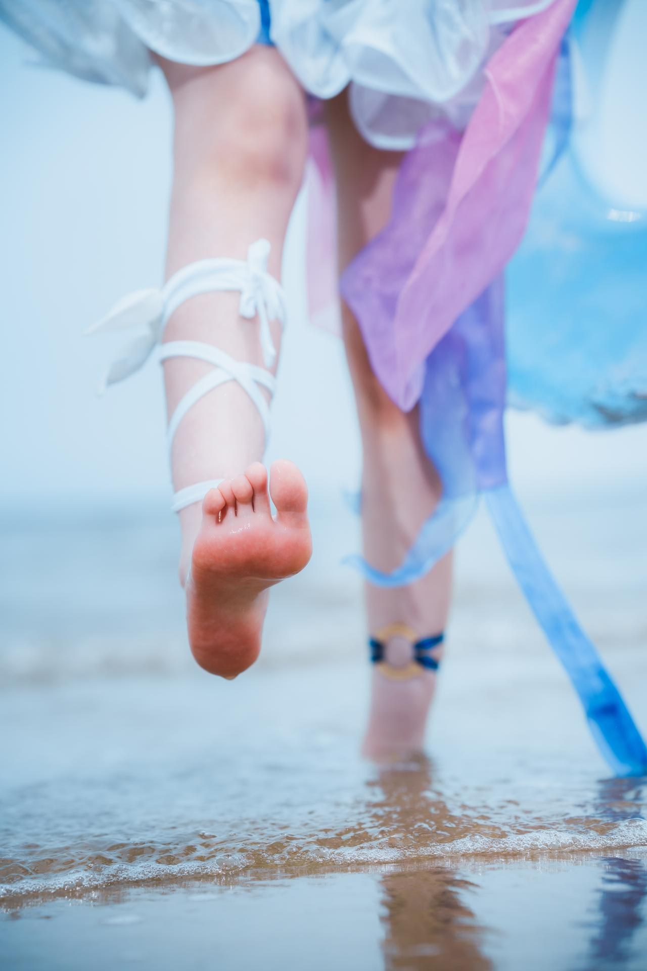 [cosplay] Seele麦麦 - Seele Wave Story by the Shore·Beach: Blue and white swimsuit, beach white stockings, beautiful legs 72P
