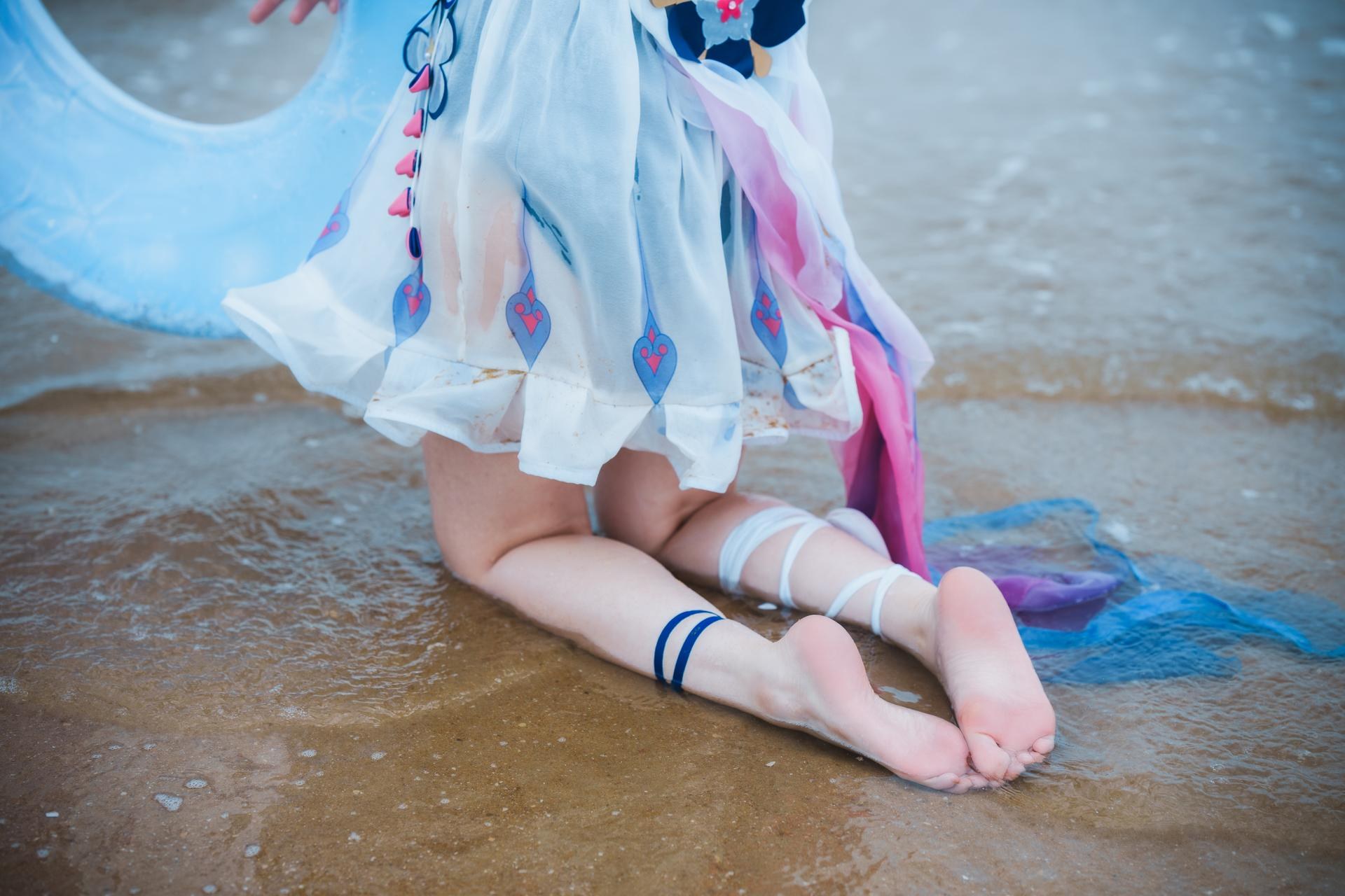[cosplay] Seele麦麦 - เรื่องเล่าคลื่นริมหาดของ Seele แห่งอีกฝั่ง·ชายหาด：ชุดว่ายน้ำสีฟ้าขาว ขาเรียวถุงน่องสีขาวริมชายหาด 72P