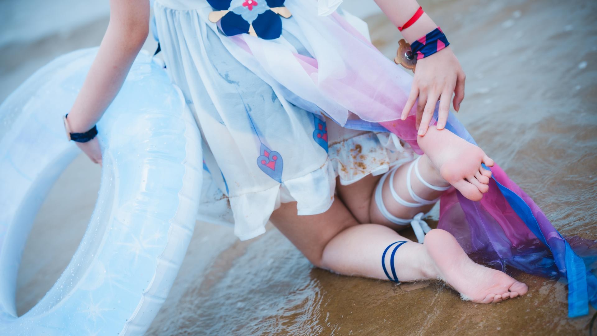 [cosplay] Seele麦麦 - เรื่องเล่าคลื่นริมหาดของ Seele แห่งอีกฝั่ง·ชายหาด：ชุดว่ายน้ำสีฟ้าขาว ขาเรียวถุงน่องสีขาวริมชายหาด 72P