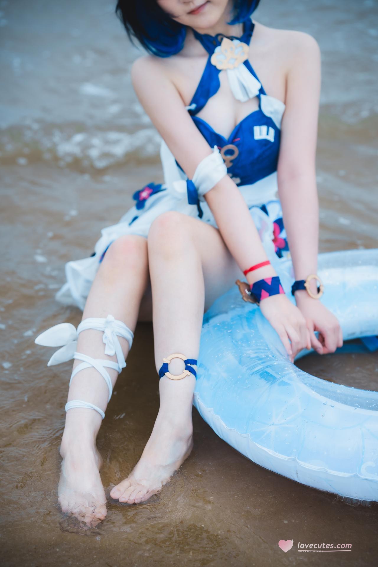 [cosplay] Seele麦麦 - เรื่องเล่าคลื่นริมหาดของ Seele แห่งอีกฝั่ง·ชายหาด：ชุดว่ายน้ำสีฟ้าขาว ขาเรียวถุงน่องสีขาวริมชายหาด 72P