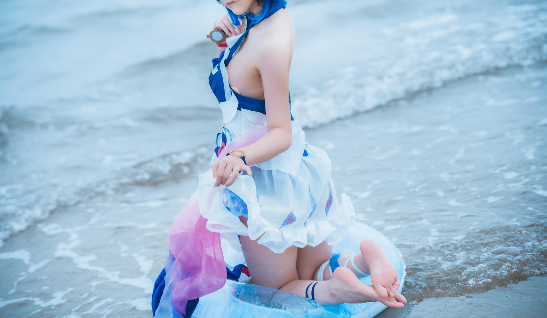[cosplay] Seele麦麦 - เรื่องเล่าคลื่นริมหาดของ Seele แห่งอีกฝั่ง·ชายหาด：ชุดว่ายน้ำสีฟ้าขาว ขาเรียวถุงน่องสีขาวริมชายหาด 72P