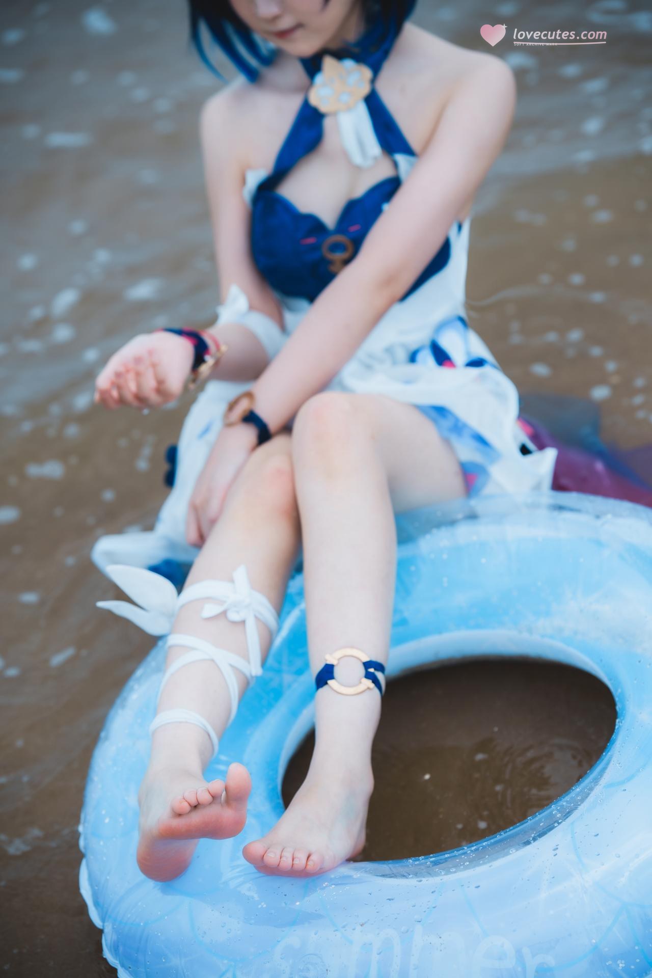 [cosplay] Seele麦麦 - เรื่องเล่าคลื่นริมหาดของ Seele แห่งอีกฝั่ง·ชายหาด：ชุดว่ายน้ำสีฟ้าขาว ขาเรียวถุงน่องสีขาวริมชายหาด 72P