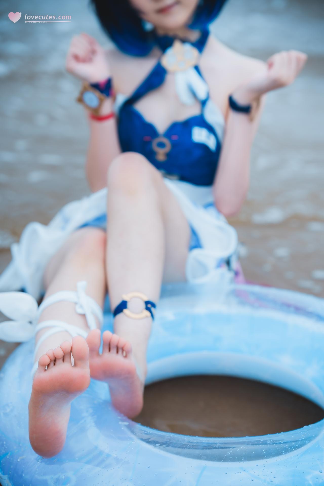 [cosplay] Seele麦麦 - เรื่องเล่าคลื่นริมหาดของ Seele แห่งอีกฝั่ง·ชายหาด：ชุดว่ายน้ำสีฟ้าขาว ขาเรียวถุงน่องสีขาวริมชายหาด 72P