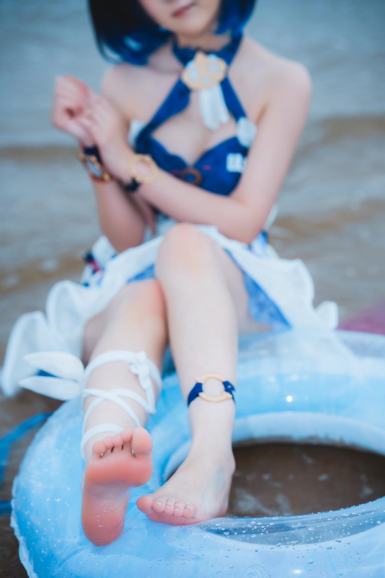 [cosplay] Seele麦麦 - เรื่องเล่าคลื่นริมหาดของ Seele แห่งอีกฝั่ง·ชายหาด：ชุดว่ายน้ำสีฟ้าขาว ขาเรียวถุงน่องสีขาวริมชายหาด 72P