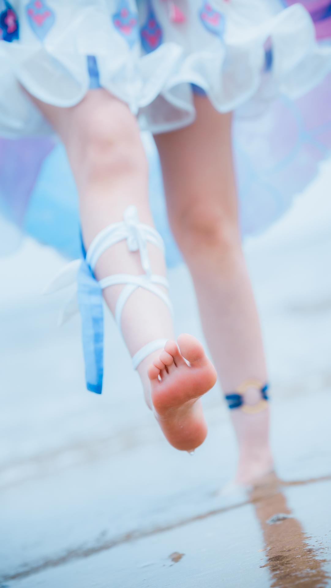 [cosplay] Seele麦麦 - เรื่องเล่าคลื่นริมหาดของ Seele แห่งอีกฝั่ง·ชายหาด：ชุดว่ายน้ำสีฟ้าขาว ขาเรียวถุงน่องสีขาวริมชายหาด 72P