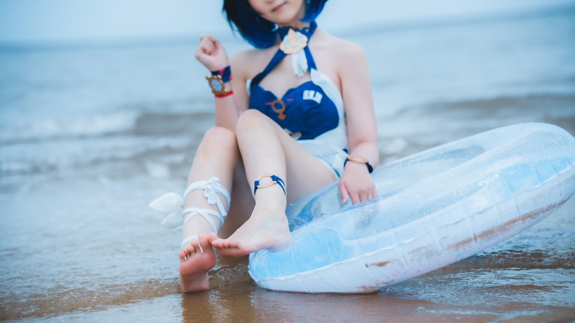 [cosplay] Seele麦麦 - 希尔彼岸浪花物语·海灘：藍白泳裝海灘白絲美腿 72P