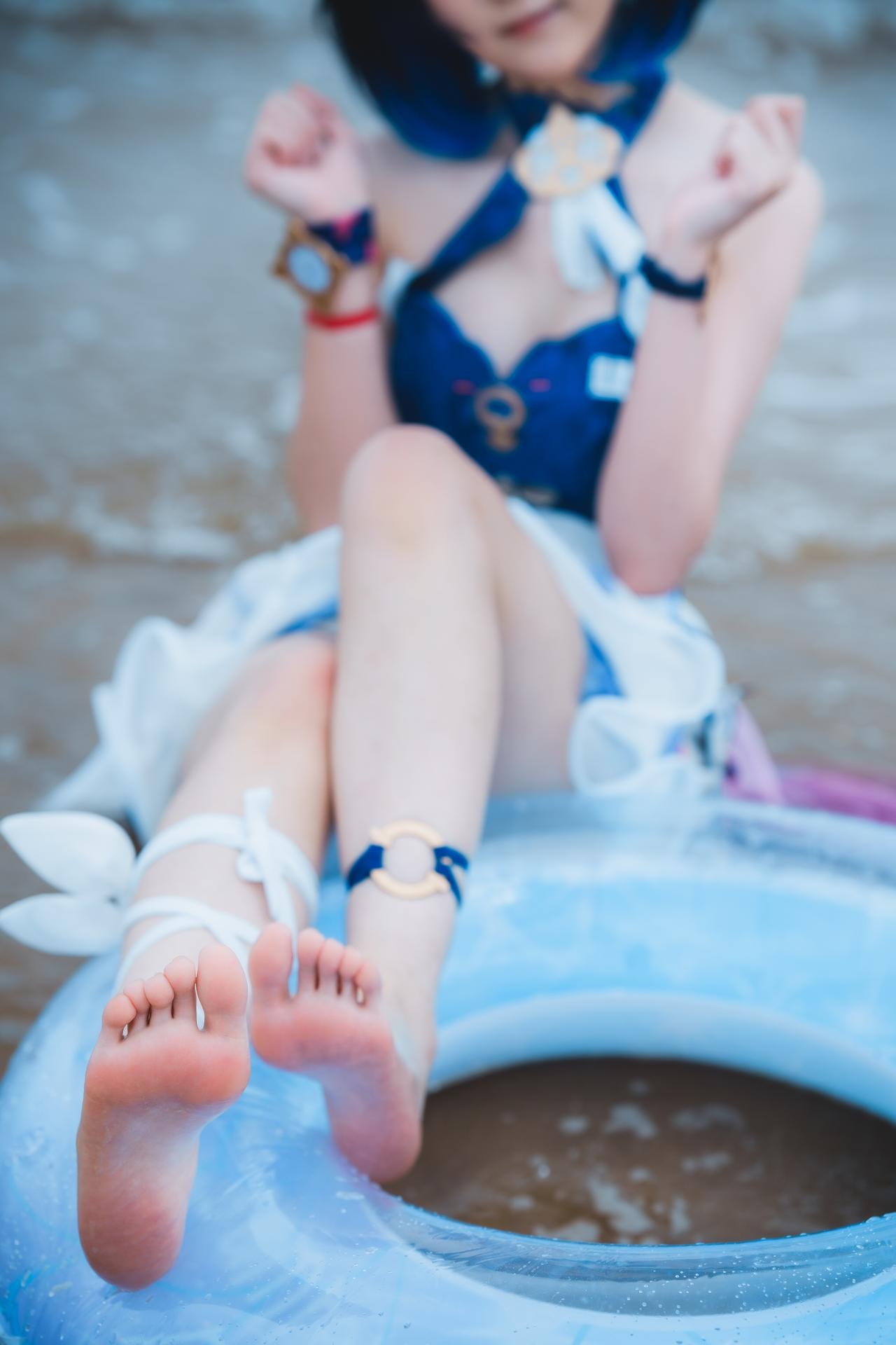 [cosplay] Seele麦麦 - 希尔彼岸浪花物语·海灘：藍白泳裝海灘白絲美腿 72P