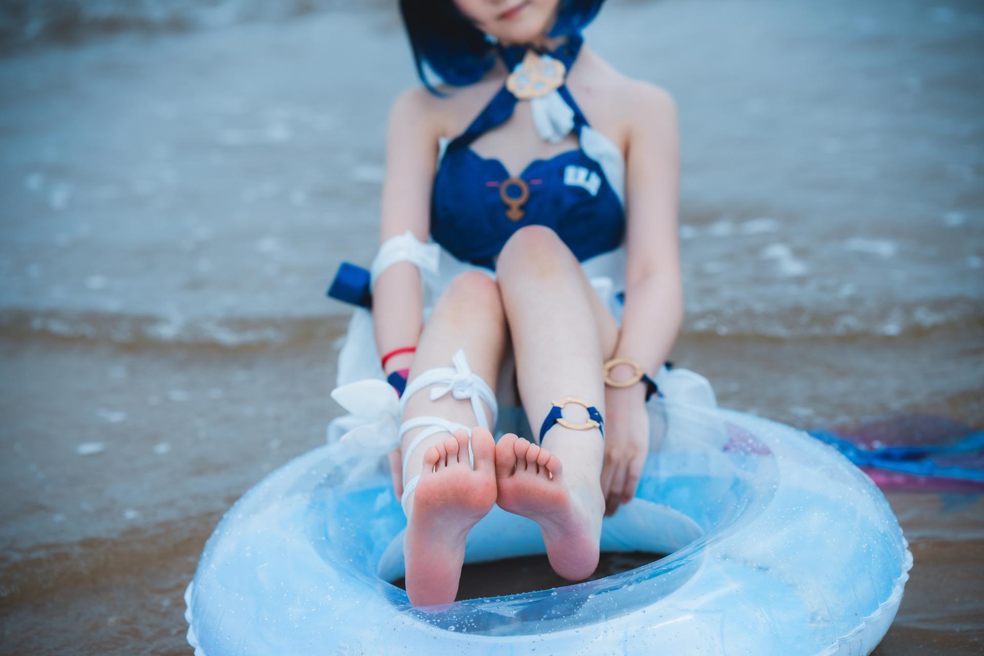 [cosplay] Seele麦麦 - 希尔彼岸浪花物语·海灘：藍白泳裝海灘白絲美腿 72P
