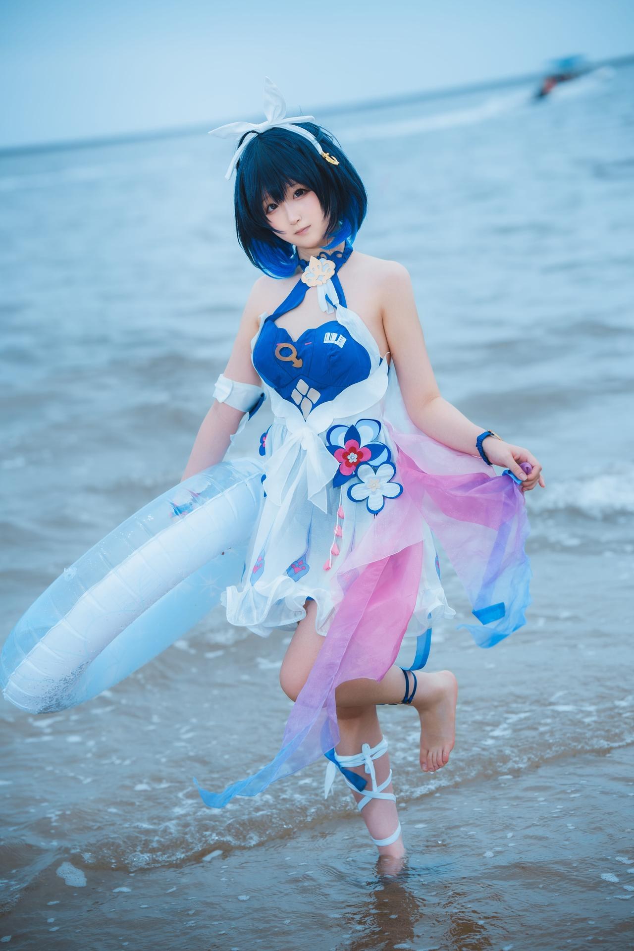 [cosplay] Seele麦麦 - 希尔彼岸浪花物语·海灘：藍白泳裝海灘白絲美腿 72P