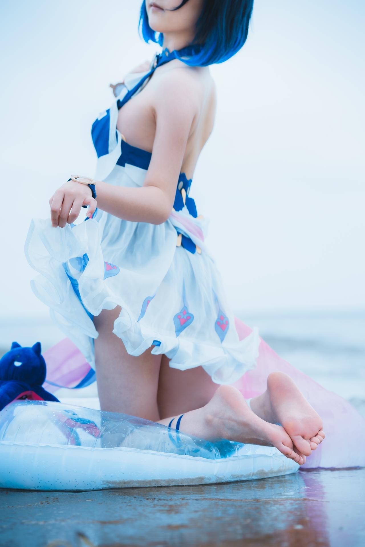 [cosplay] Seele麦麦 - 希尔彼岸浪花物语·海灘：藍白泳裝海灘白絲美腿 72P