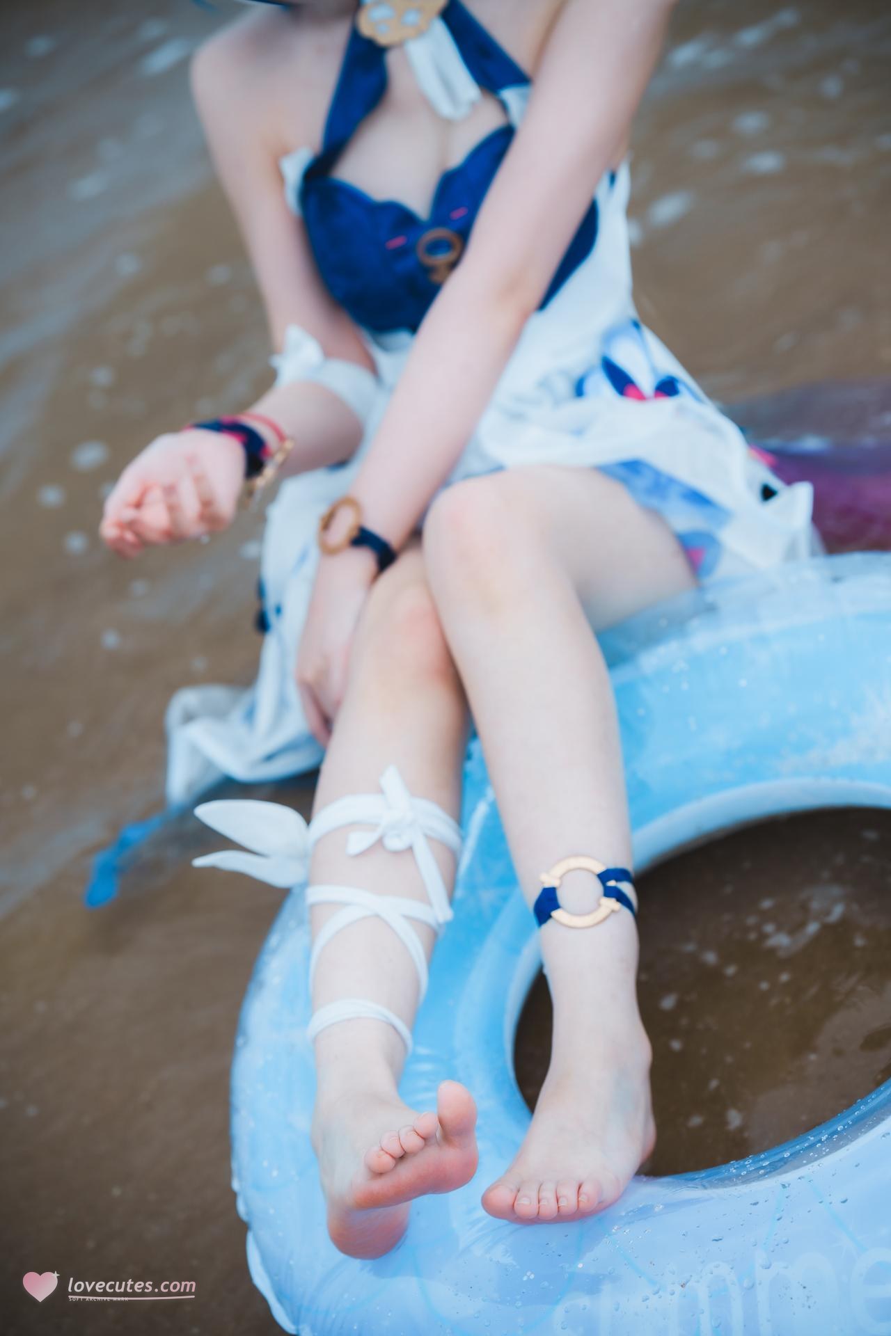 [cosplay] Seele麦麦 - 希尔彼岸浪花物语·海灘：藍白泳裝海灘白絲美腿 72P