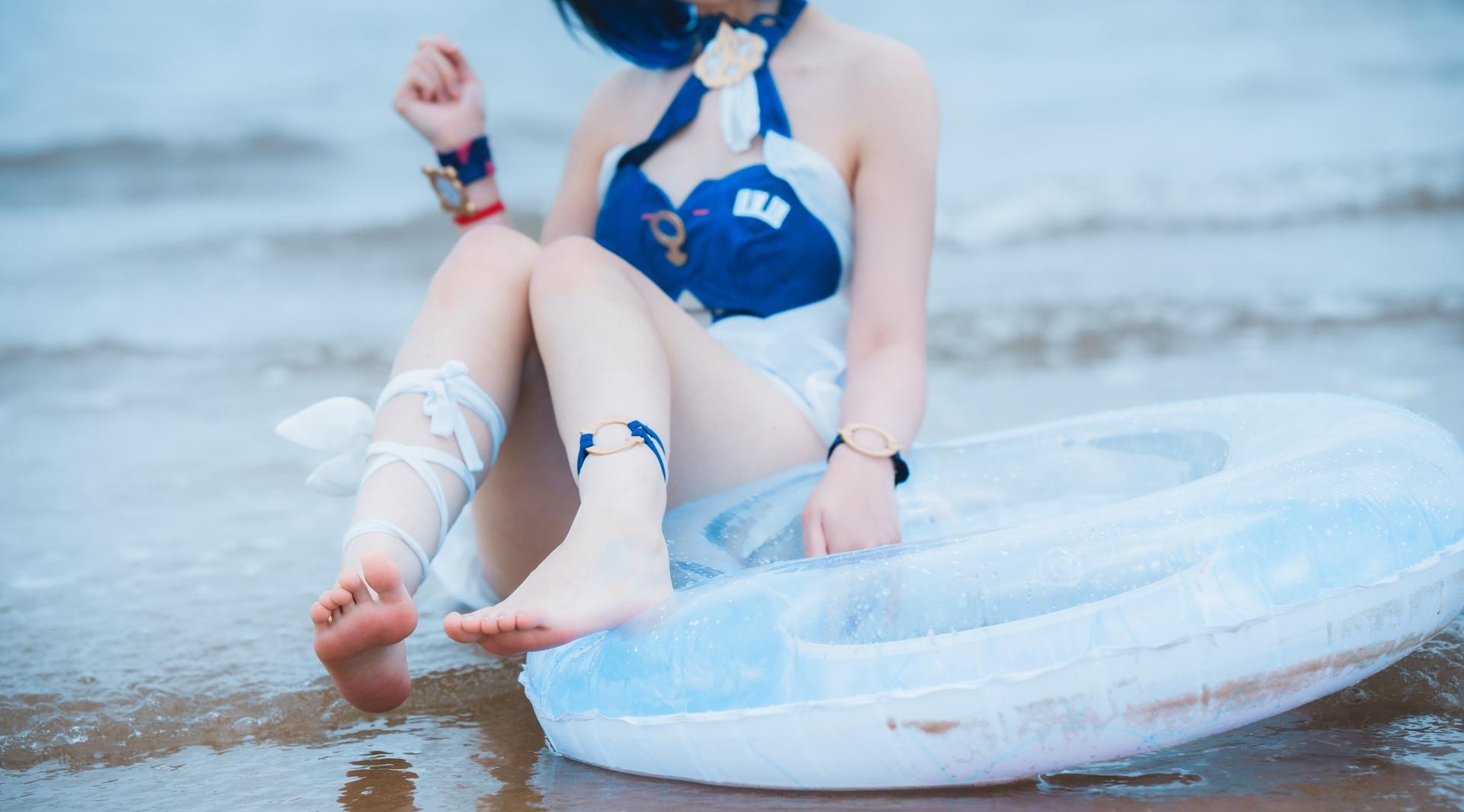 [cosplay] Seele麦麦 - 希尔彼岸浪花物语·海灘：藍白泳裝海灘白絲美腿 72P