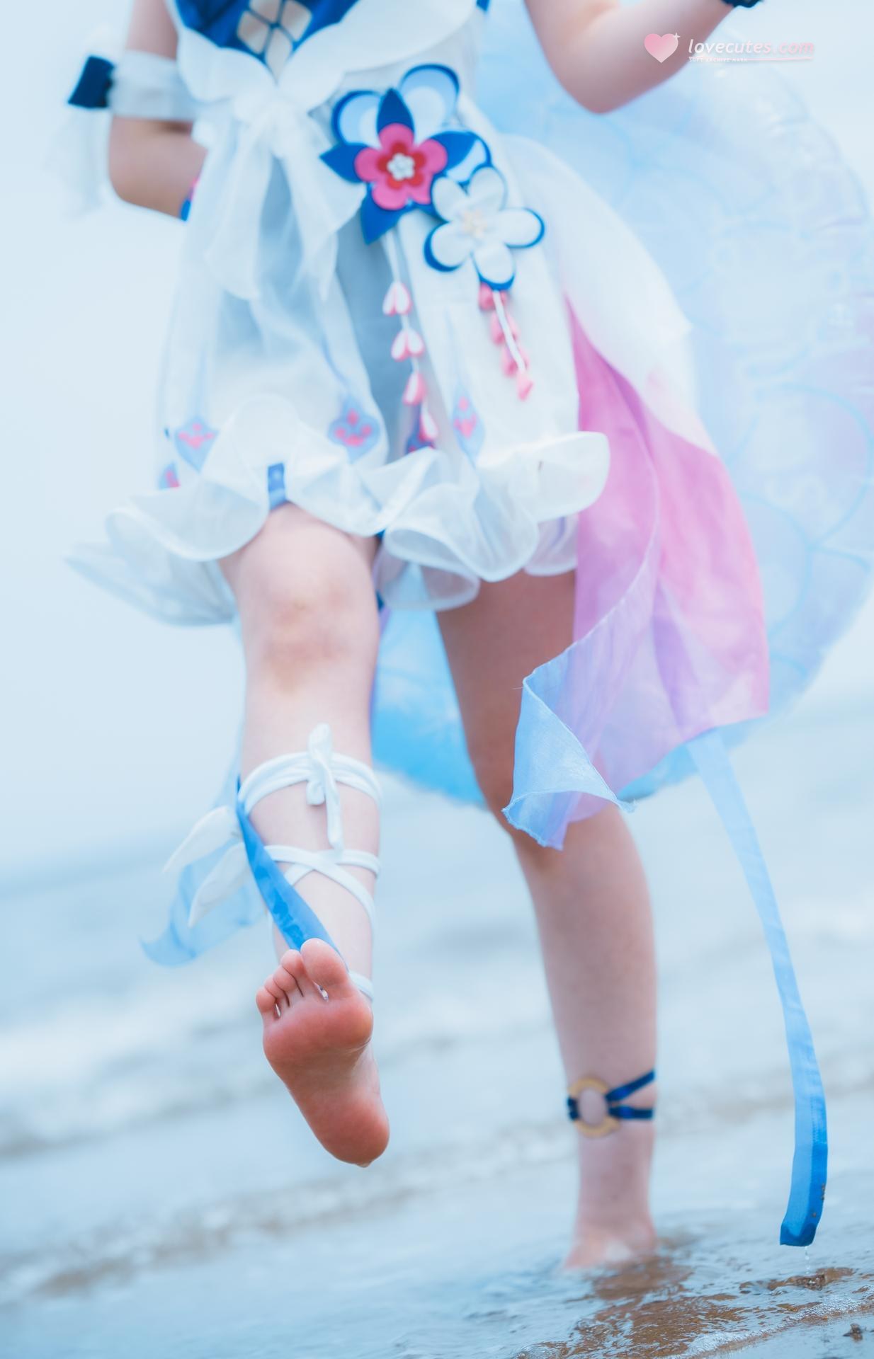 [cosplay] Seele麦麦 - 希尔彼岸浪花物语·海灘：藍白泳裝海灘白絲美腿 72P