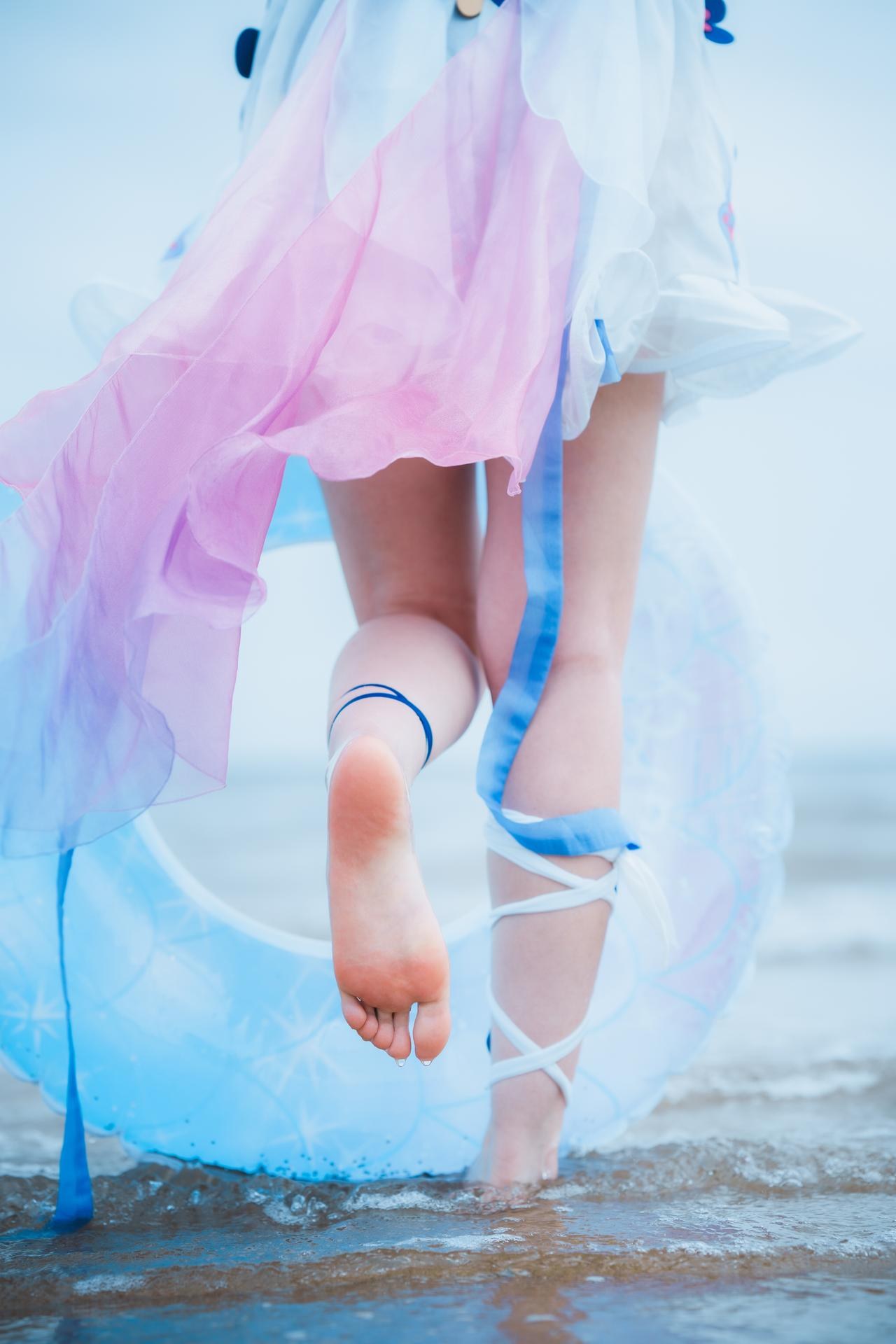 [cosplay] Seele麦麦 - 希尔彼岸浪花物语·海灘：藍白泳裝海灘白絲美腿 72P