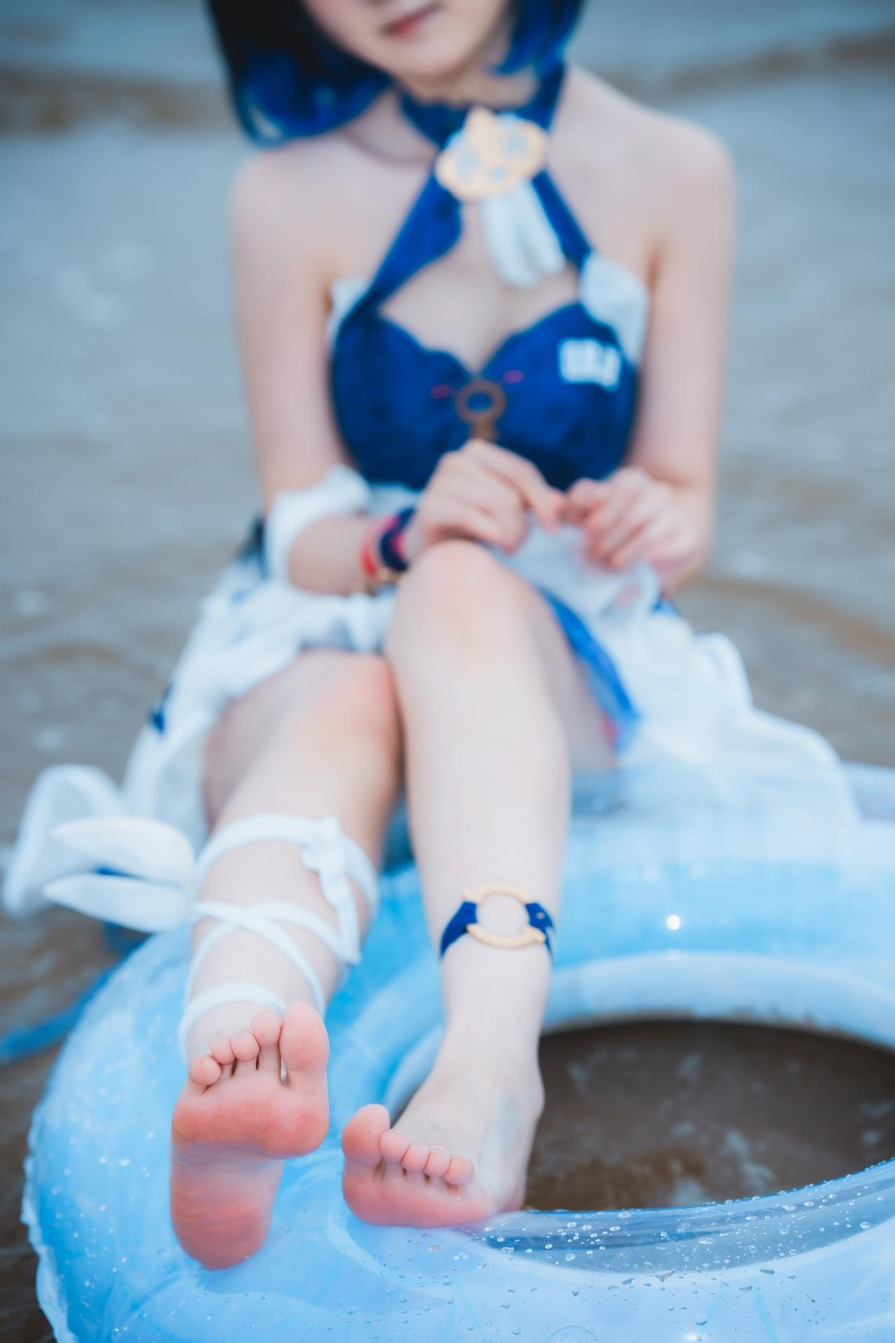 [cosplay] Seele麦麦 - 希尔彼岸浪花物语·海灘：藍白泳裝海灘白絲美腿 72P